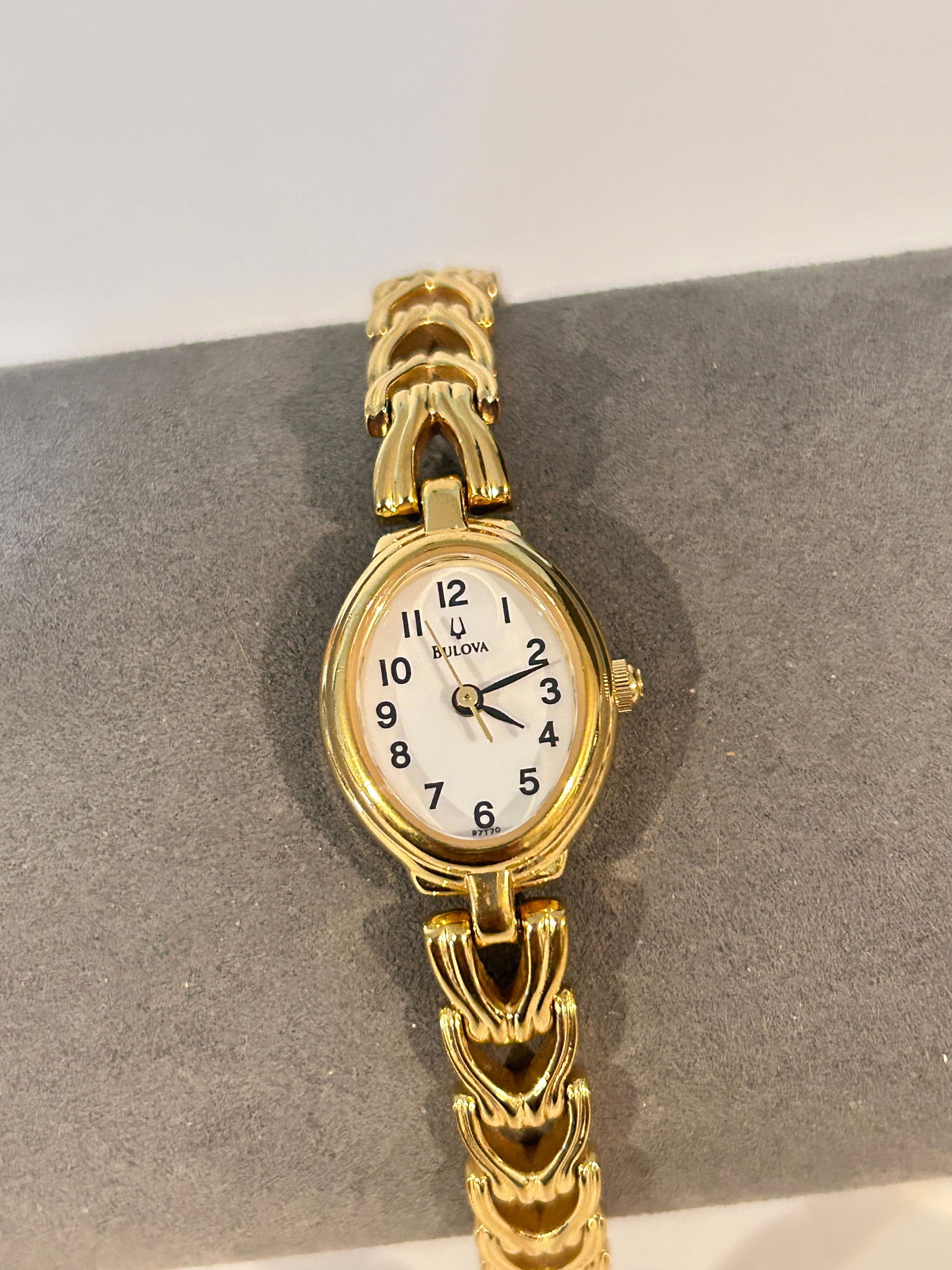 Bulova Women's gold tone Luxury Dress working Watch: Bulova Women's gold tone Luxury Dress working Watch Please view all photos as they are part of the description and condition of this Item, Feel free to contact me with questions or picture requests! U