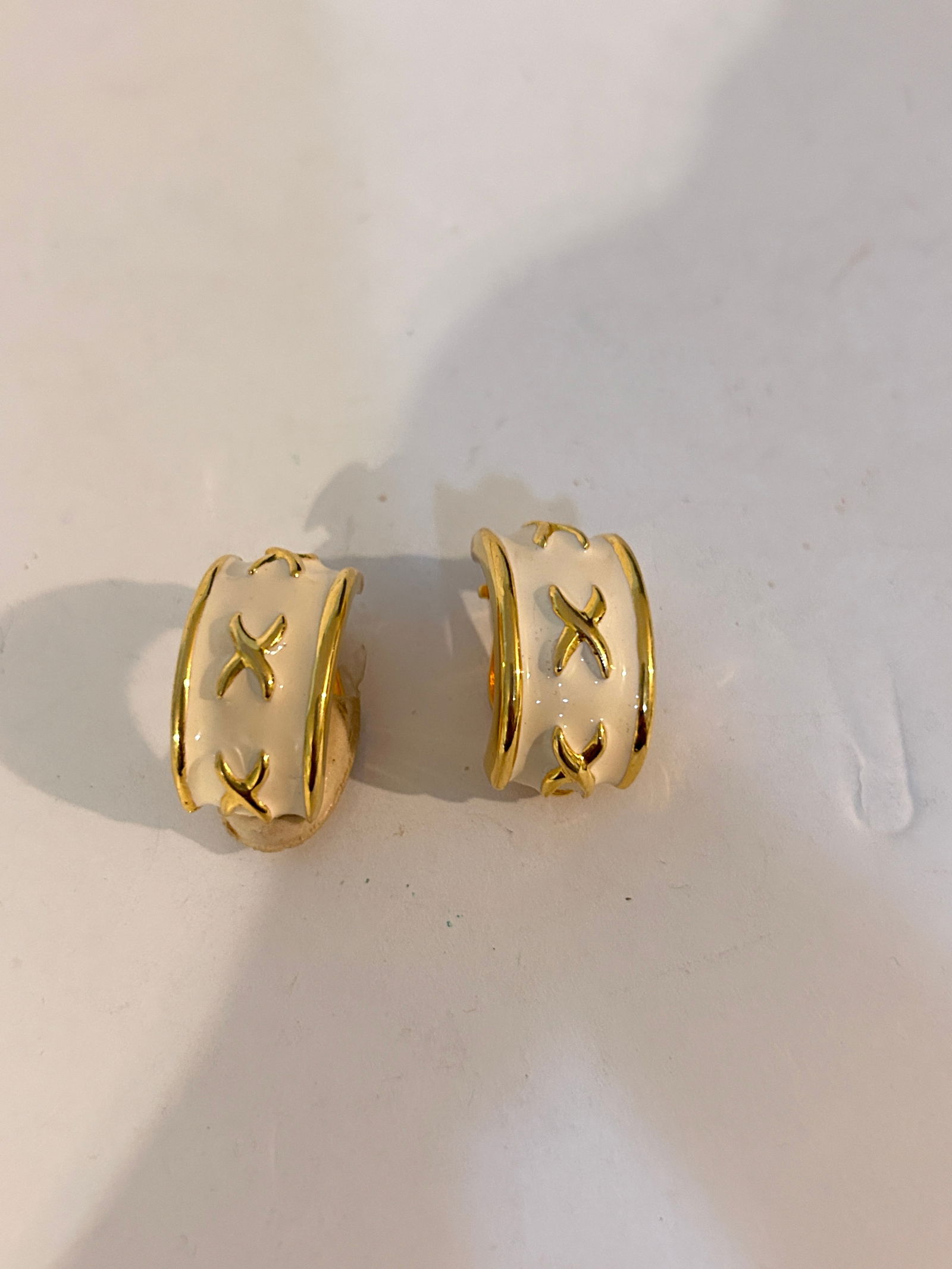 Vintage Signed NLH Clip On Earrings: Vintage Signed NLH Clip On Earrings Please view all photos as they are part of the description and condition of this Item, Feel free to contact me with questions or picture requests! Used Item AS IS