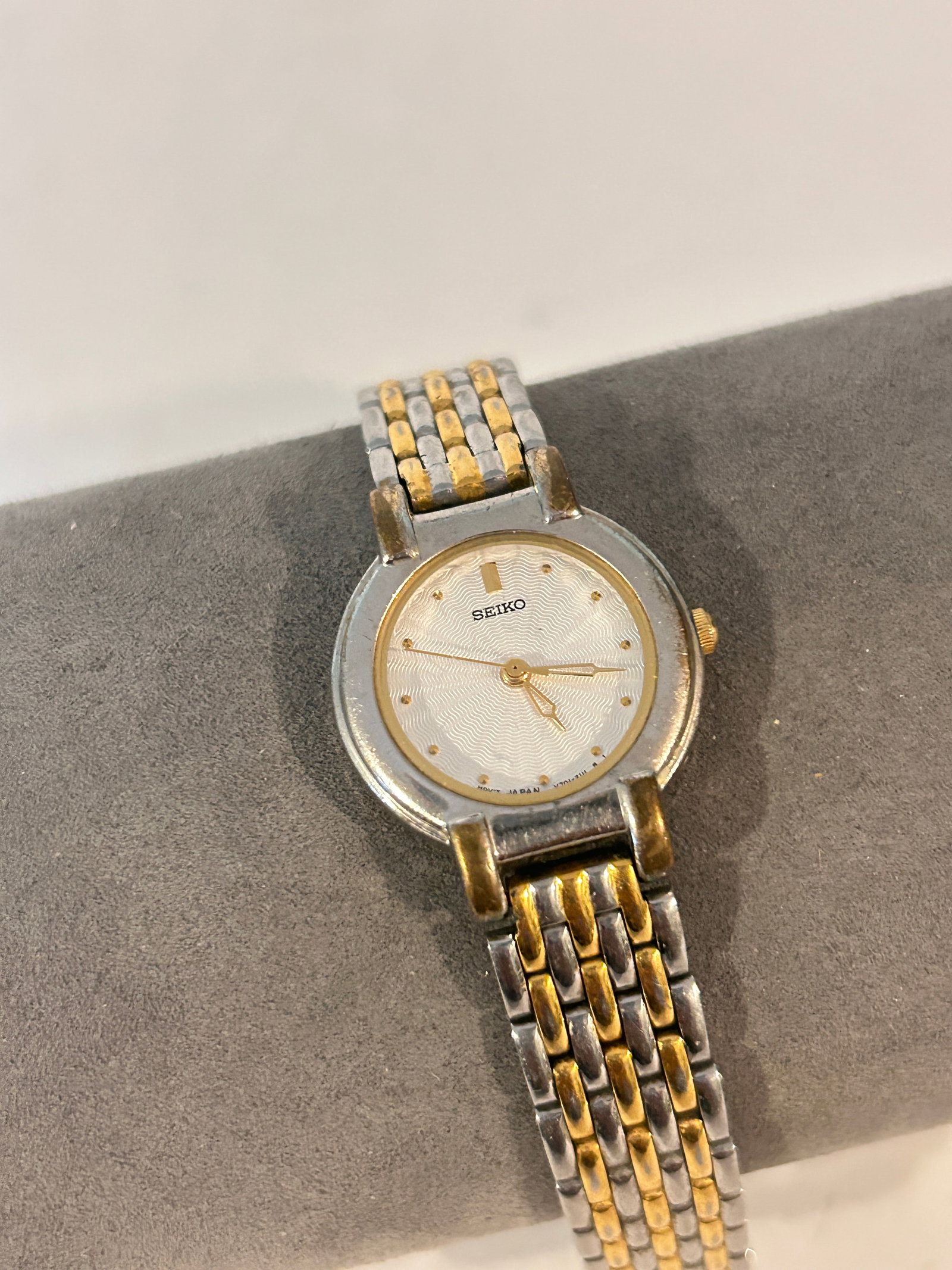 Seiko V701-2111 R lady's quartz watch with a two-tone metal bracelet works: Seiko V701-2111 R lady's quartz watch with a two-tone metal bracelet works Please view all photos as they are part of the description and condition of this Item, Feel free to contact me with questions