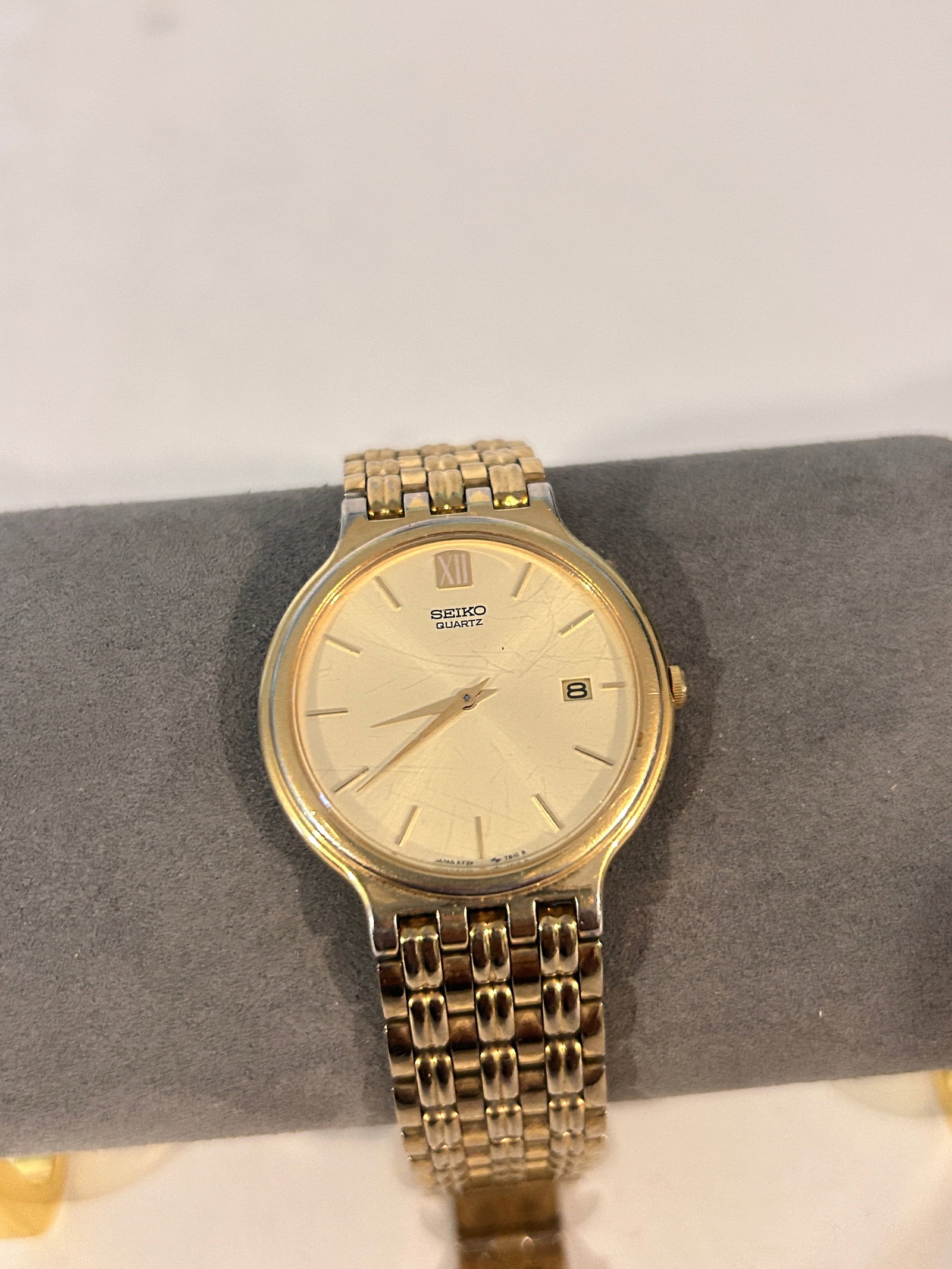Vintage Seiko Quartz Day Date Man Watch Gold Tone 5Y39-7A70 Working light scratches: Vintage Seiko Quartz Day Date Man Watch Gold Tone 5Y39-7A70 Working light scratches Please view all photos as they are part of the description and condition of this Item, Feel free to contact me with