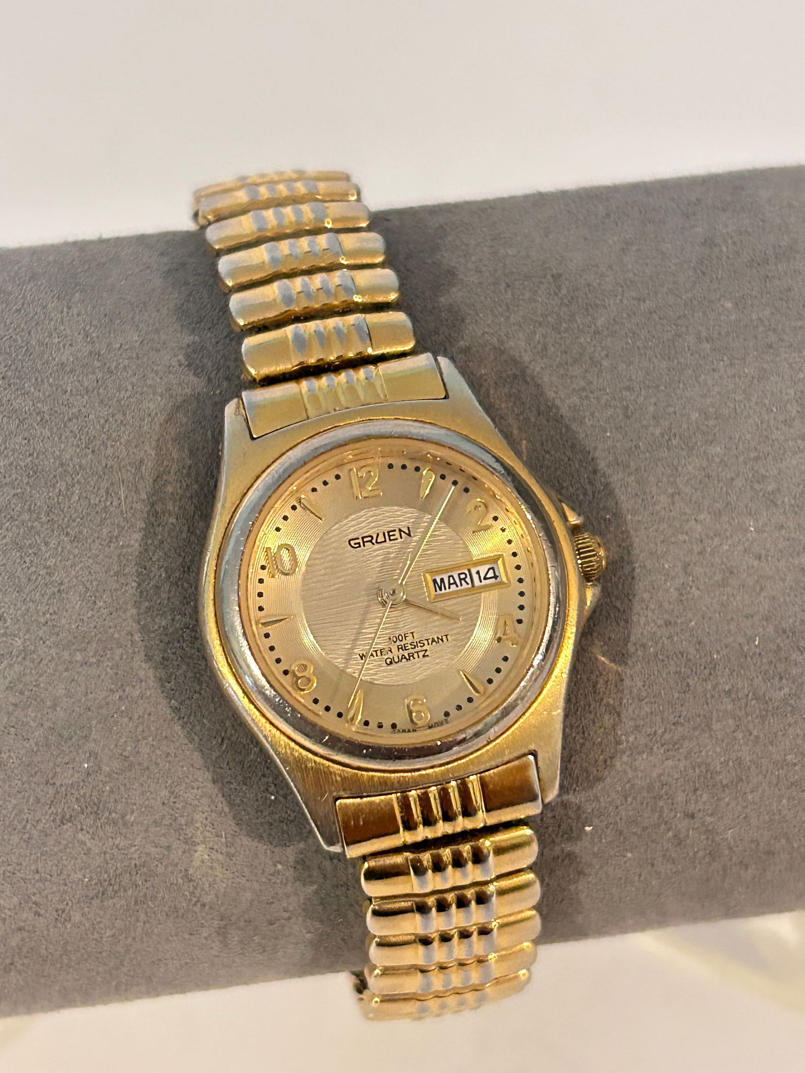 Gruen Watch Gold Tone Day Date Stretch Band working: Gruen Watch Gold Tone Day Date Stretch Band working Please view all photos as they are part of the description and condition of this Item, Feel free to contact me with questions or picture requests! U