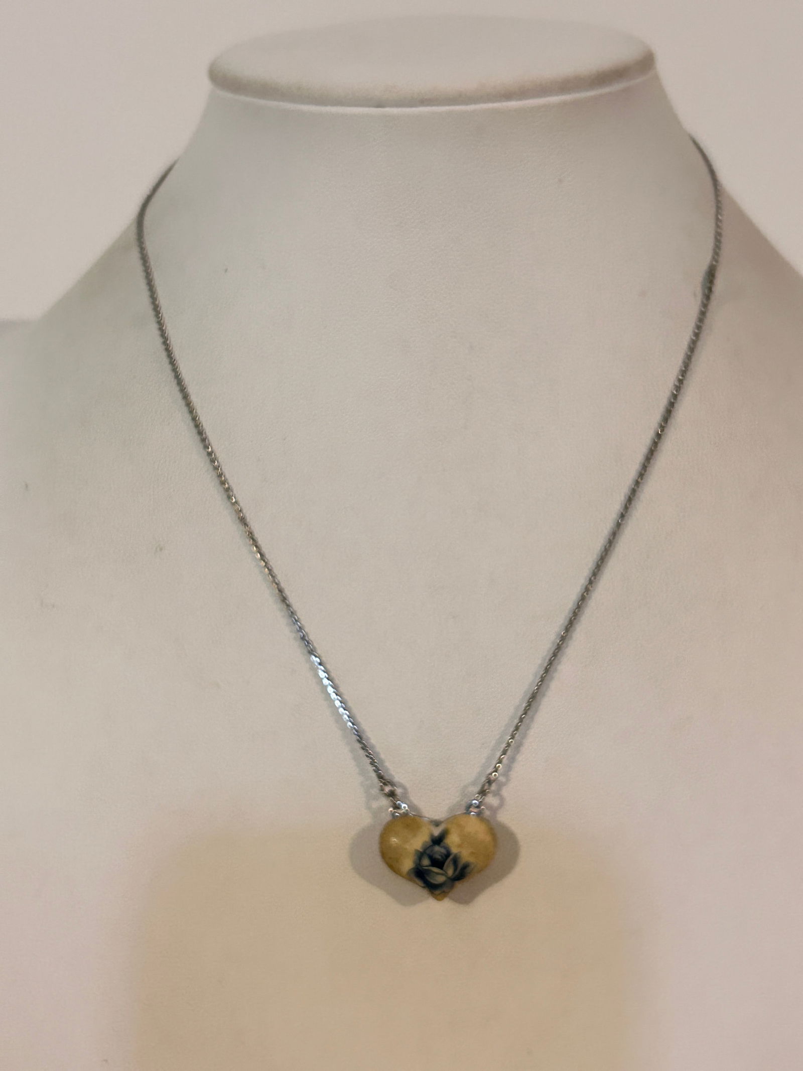 Vintage Enamel heart pendant Necklace 15" (1 of 4)