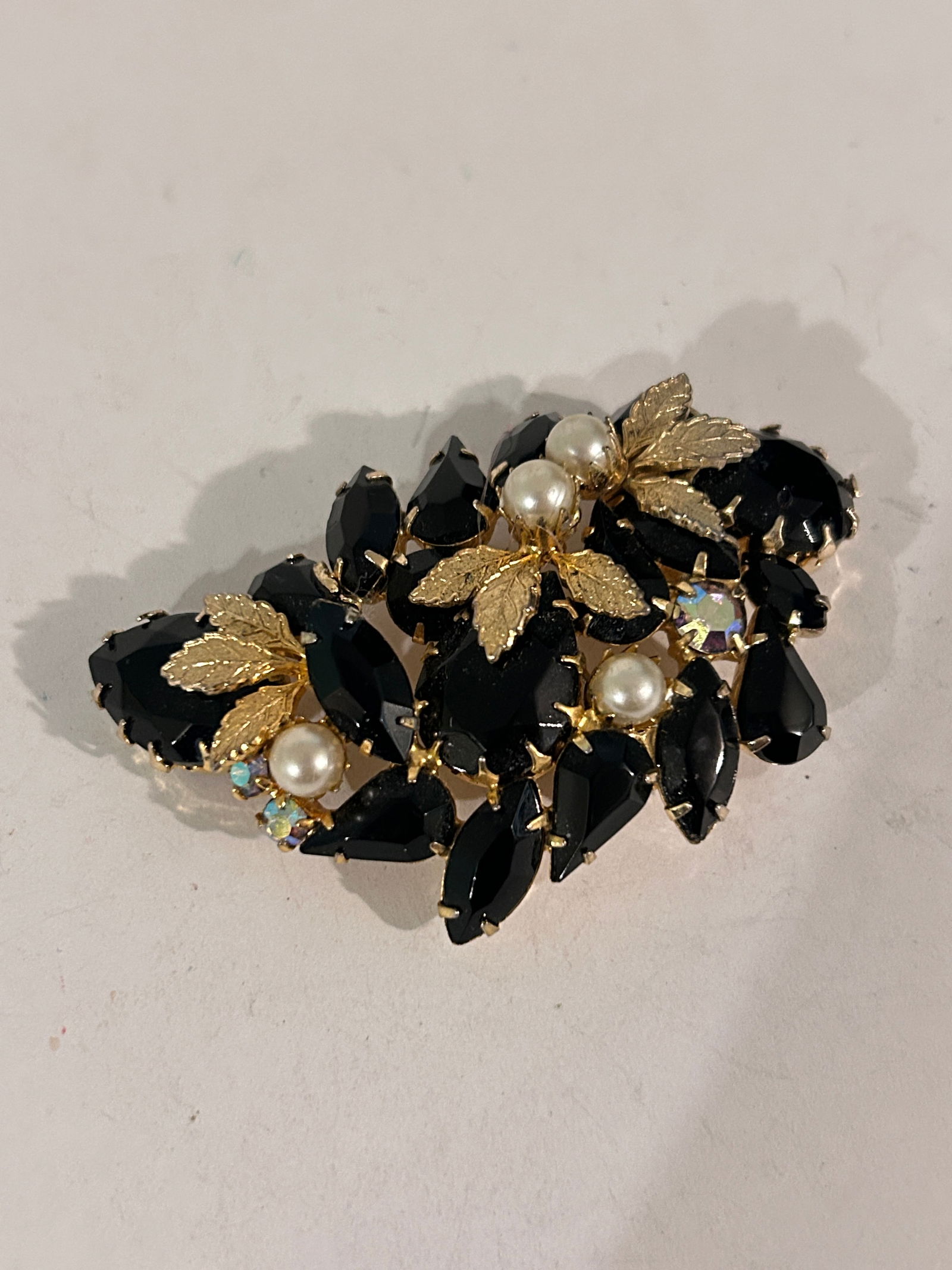 Vintage Large Retro 60s Rhinestones Gold Tone Faux Pearl Brooch Pin: Vintage Large Retro 60s Rhinestones Gold Tone Faux Pearl Brooch Pin Please view all photos as they are part of the description and condition of this Item, Feel free to contact me with questions or pic