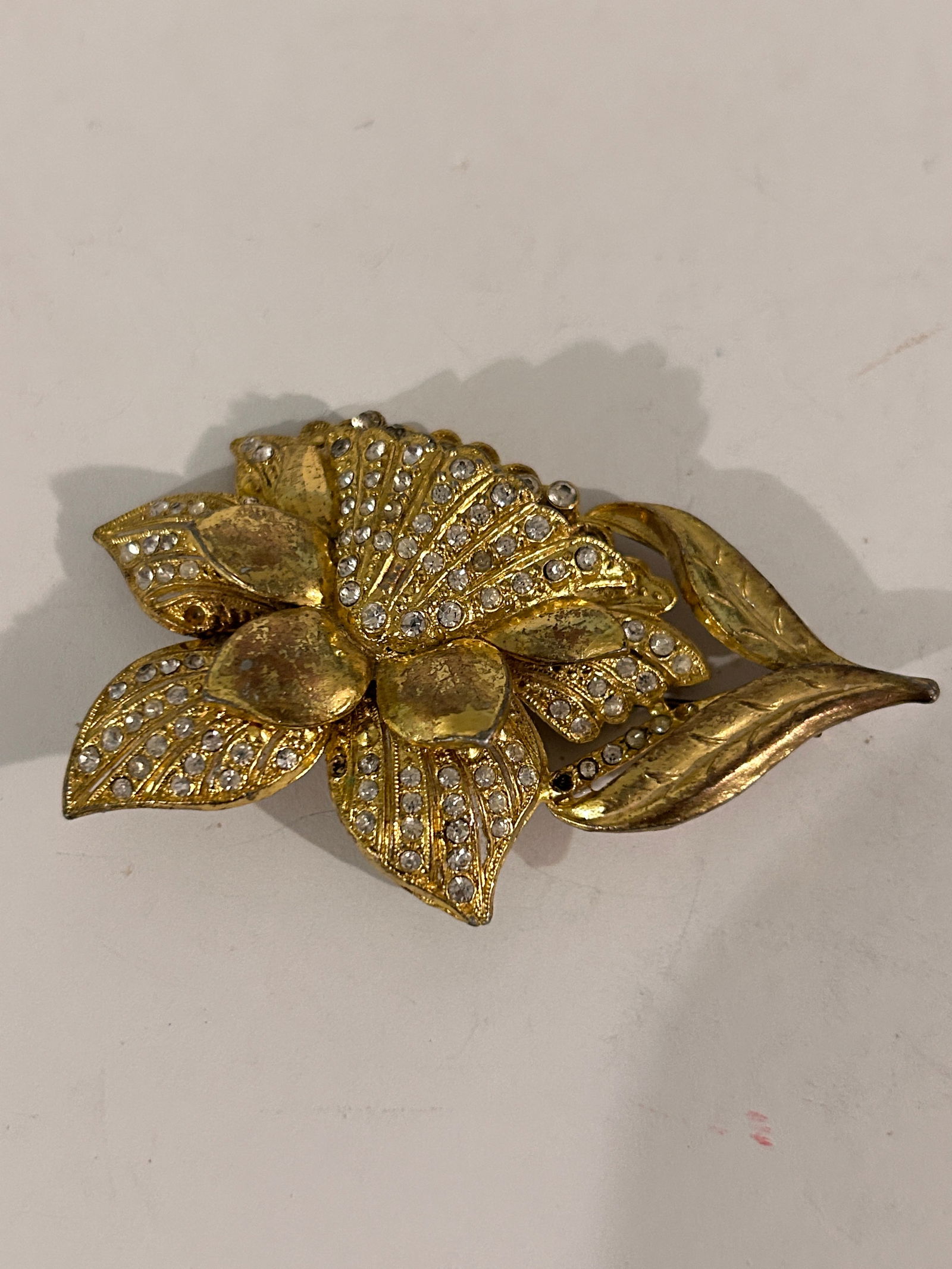 Vintage 1940s gold-tone iris flower brooch pin with clear rhinestones missing 2 stones: Vintage 1940s gold-tone iris flower brooch pin with clear rhinestones missing 2 stones Please view all photos as they are part of the description and condition of this Item, Feel free to contact me wi