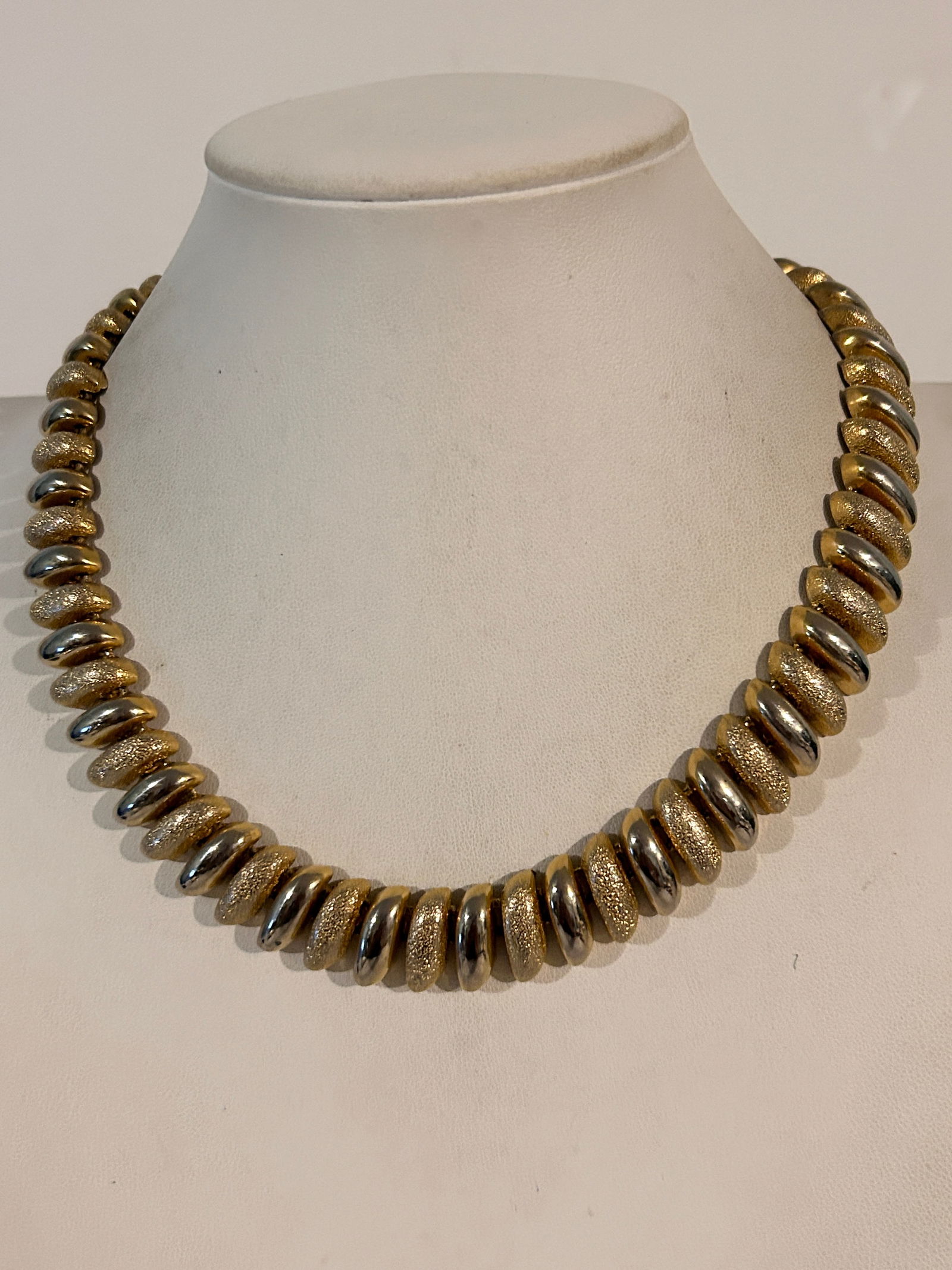 Gorgeous Vintage 1980's-90's Heavy Gold tone Runway Statement Collar Necklace 18" (1 of 5)