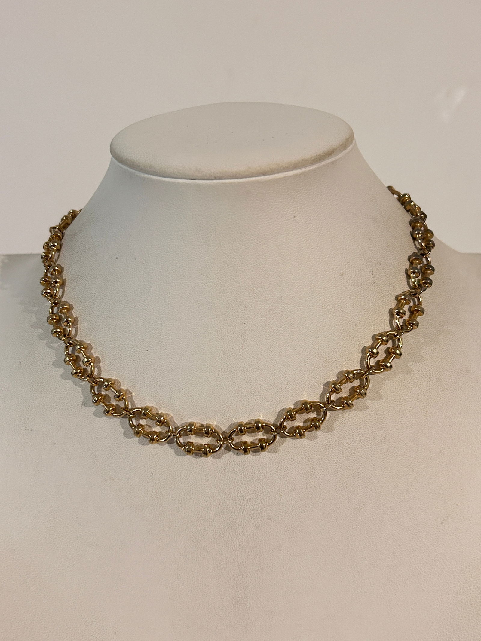 Vintage Avon Gold Tone choker Necklace 15" (1 of 4)