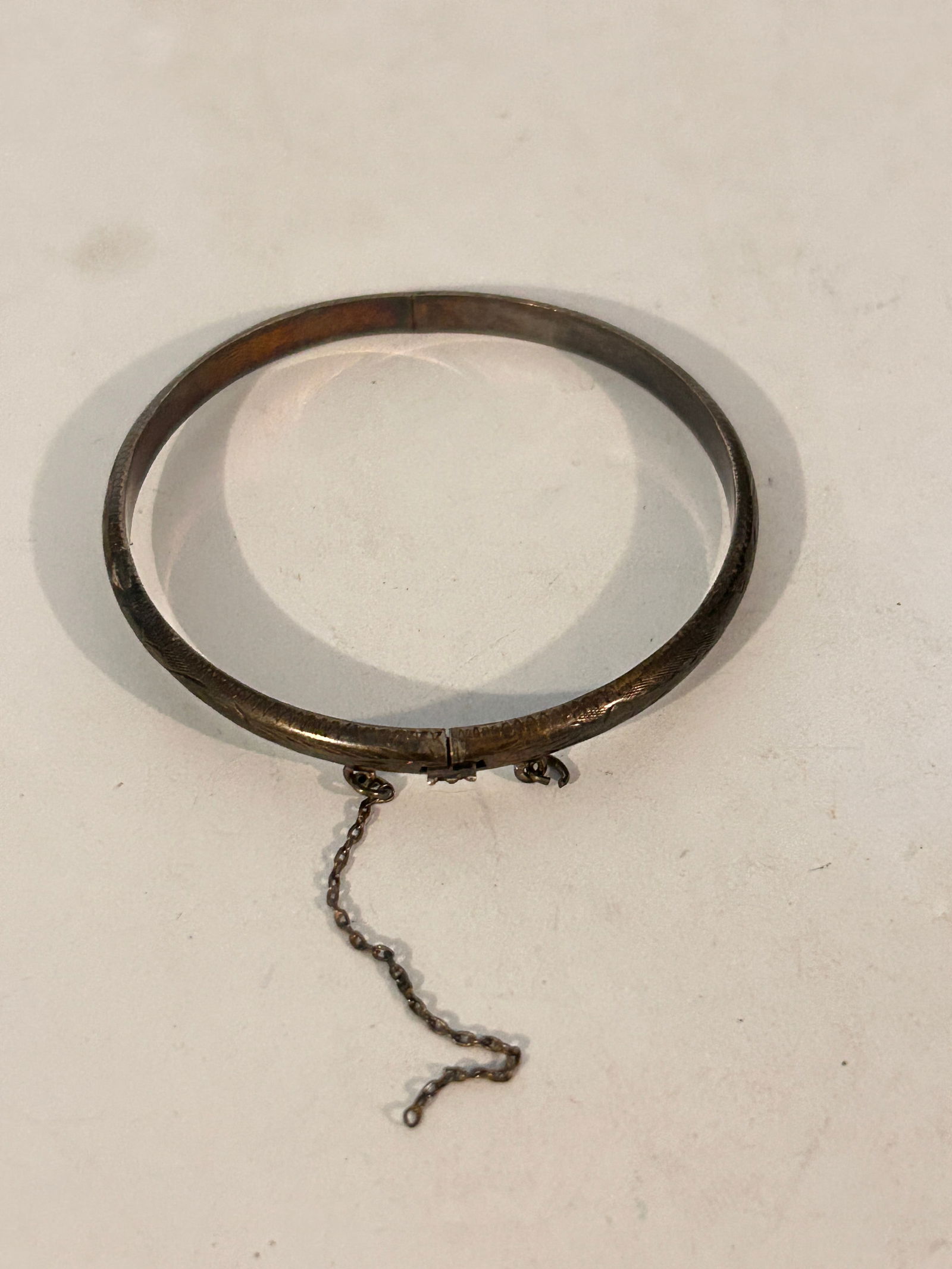 Vintage Sterling Silver hinged etched Bracelet sz 7 6 grams: Vintage Sterling Silver hinged etched Bracelet sz 7 6 grams Please view all photos as they are part of the description and condition of this Item, Feel free to contact me with questions or picture req