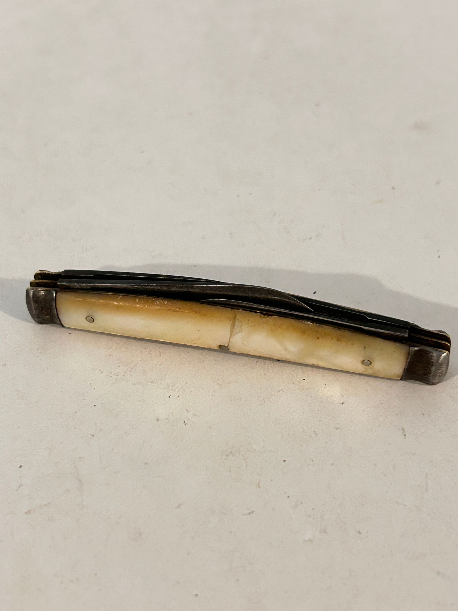 Miller Bros Congress Knife USA 1872-1926 Genuine Pearl Handles has a crack on both sides (1 of 4)