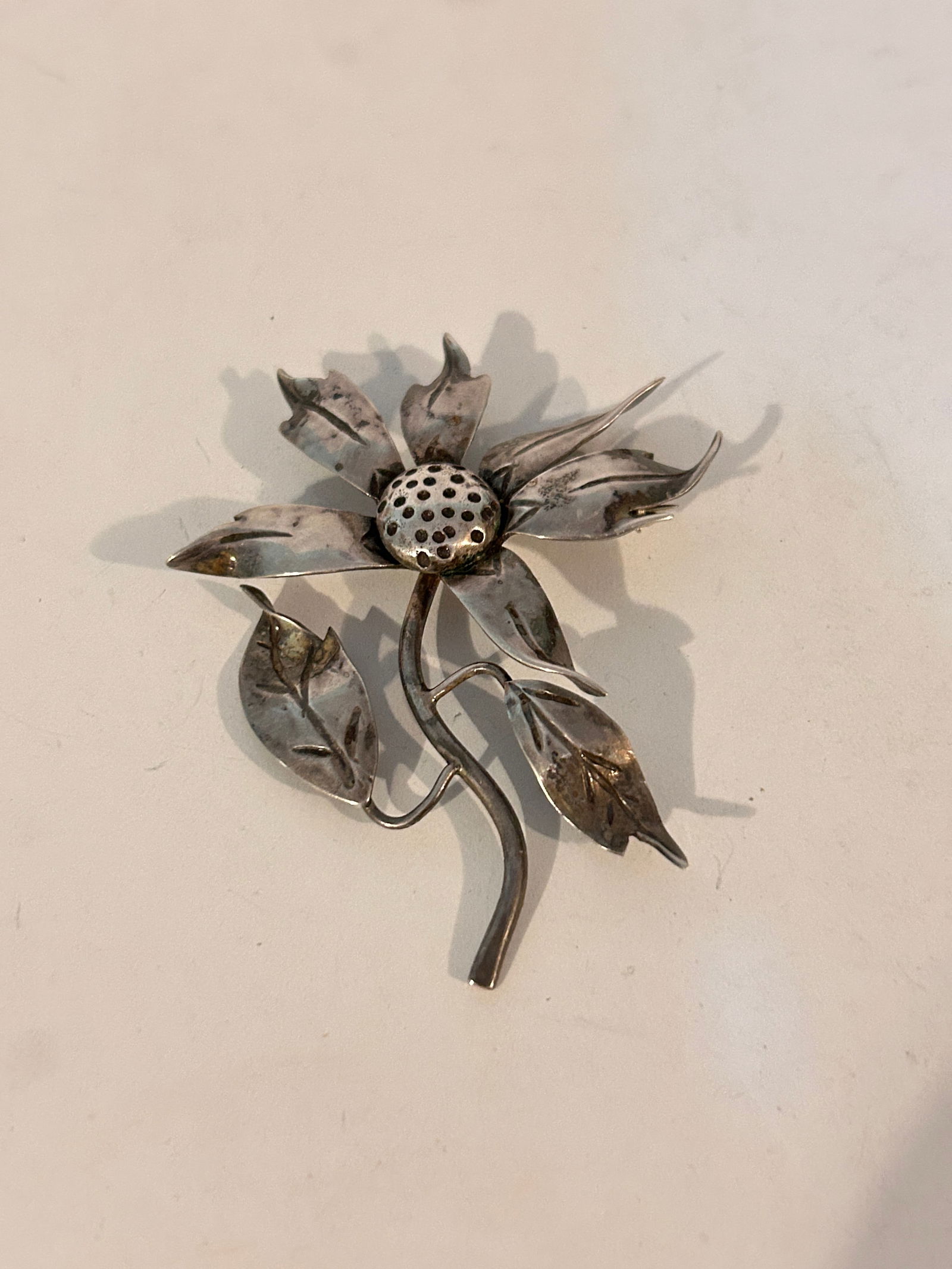 Vintage Sterling Silver Flower Brooch Pin 21 Grams: Vintage Sterling Silver Flower Brooch Pin 21 Grams Please view all photos as they are part of the description and condition of this Item, Feel free to contact me with questions or picture requests! Us