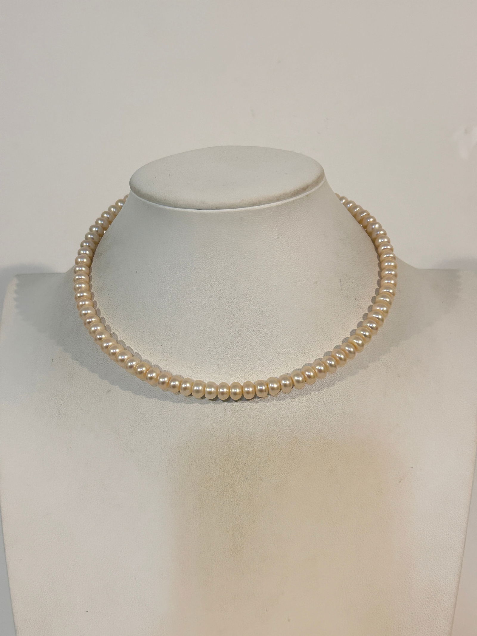 Honora white cultured pearl Stretch Necklace: Honora white cultured pearl Stretch Necklace Please view all photos as they are part of the description and condition of this Item, Feel free to contact me with questions or picture requests! Used Ite