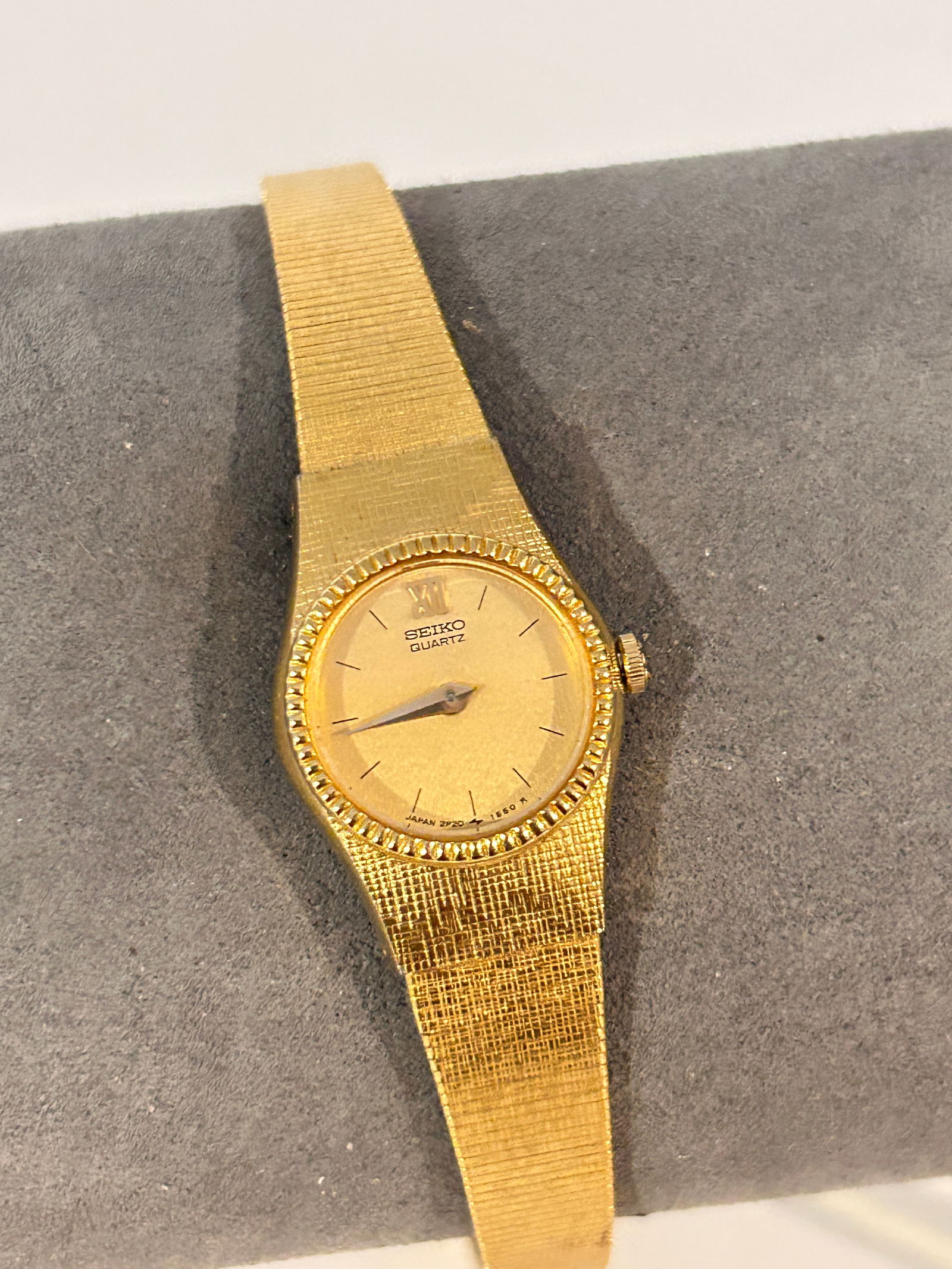 Seiko Quartz ladies dress watch 1980s or 1990s 2P20-1650 R working: Seiko Quartz ladies dress watch 1980s or 1990s 2P20-1650 R working Please view all photos as they are part of the description and condition of this Item, Feel free to contact me with questions or pict
