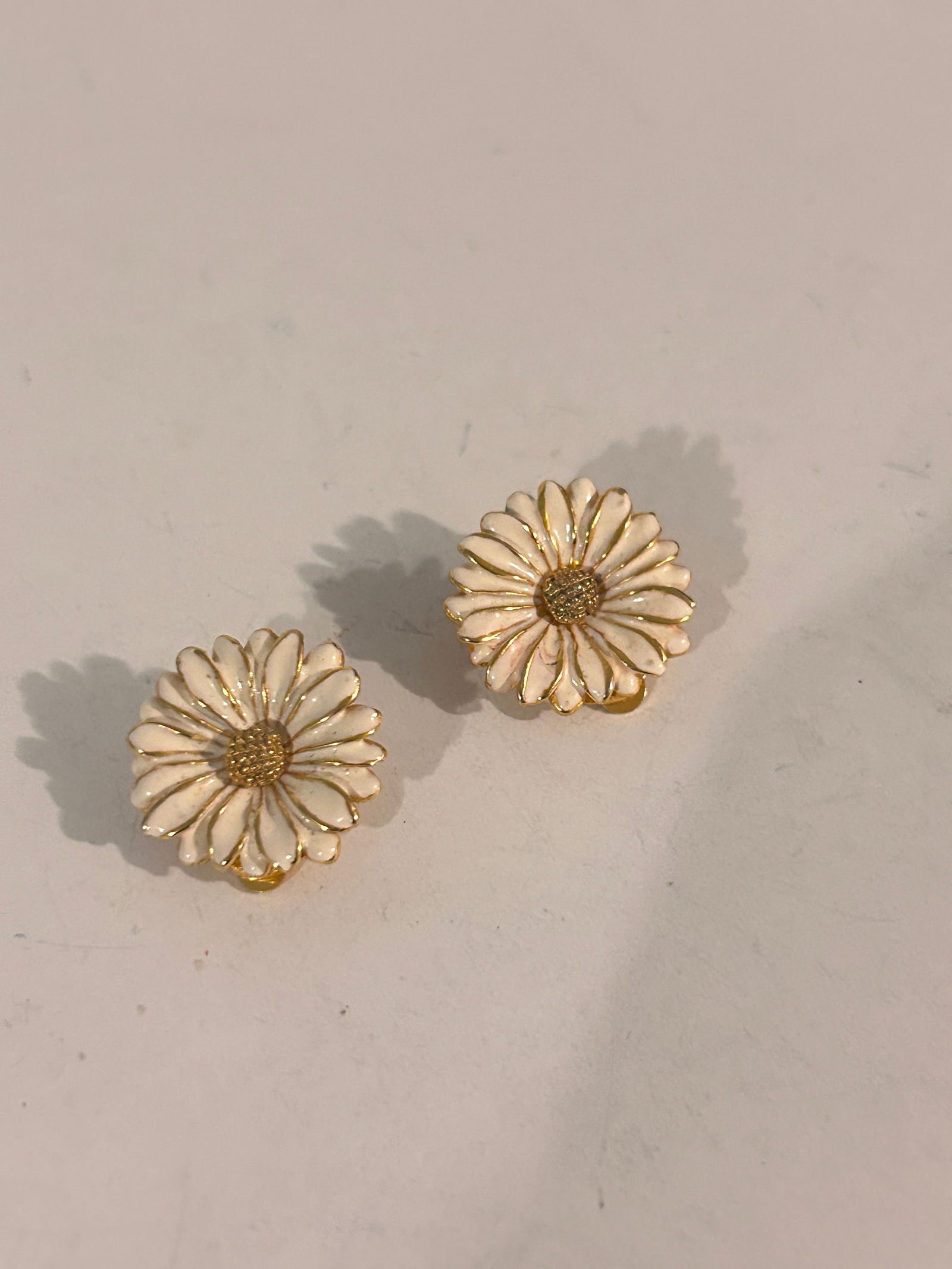 Vintage MMA Metropolitan Museum of Art USA Two Tone Daisy Earrings: Vintage MMA Metropolitan Museum of Art USA Two Tone Daisy Earrings Please view all photos as they are part of the description and condition of this Item, Feel free to contact me with questions or pict