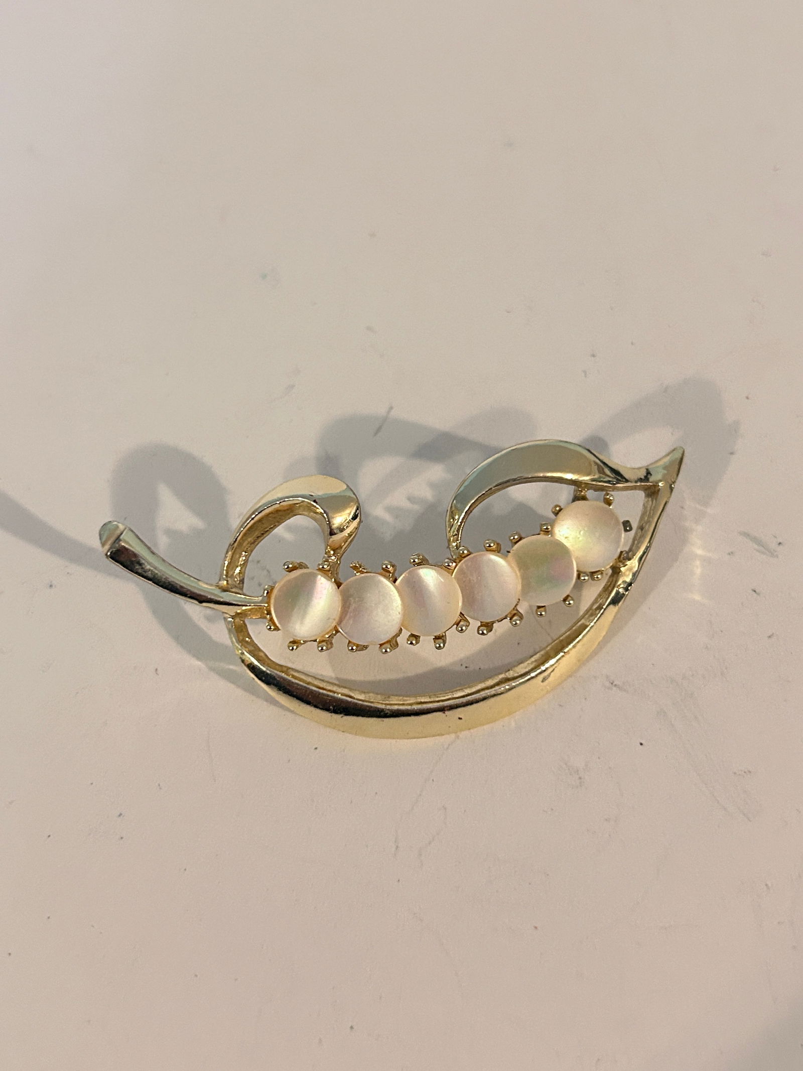 Vintage gold tone mother of pearl Brooch: Vintage gold tone mother of pearl Brooch Please view all photos as they are part of the description and condition of this Item, Feel free to contact me with questions or picture requests! Used Item AS