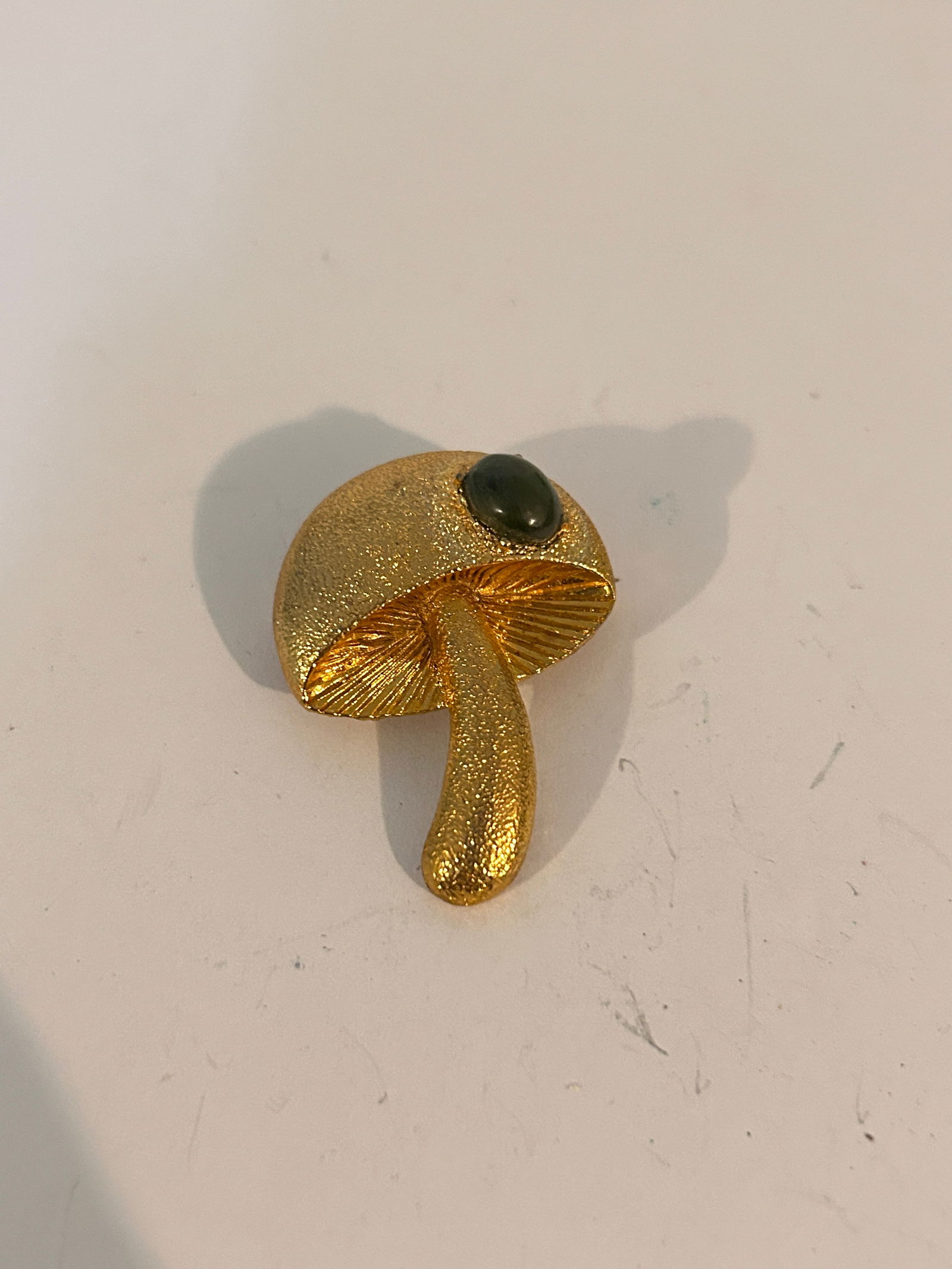 RARE Vintage Gold Tone Mushroom Brooch Pin Pendant w/Green Stone Signed: RARE Vintage Gold Tone Mushroom Brooch Pin Pendant w/Green Stone Signed Please view all photos as they are part of the description and condition of this Item, Feel free to contact me with questions or