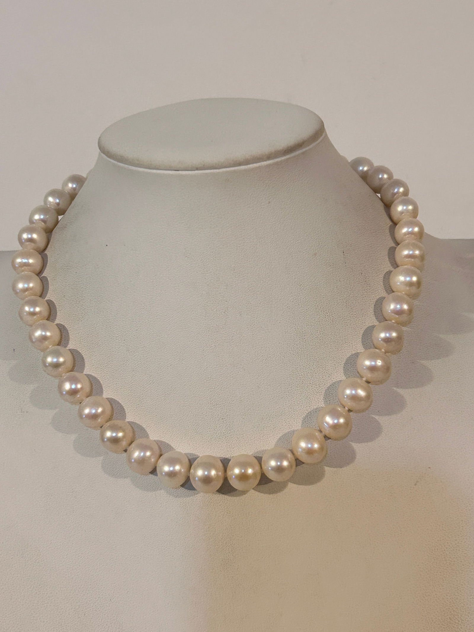 Vintage IPS Designer 925 Genuine Real Pearl Hand Knotted 17" Please view all photos as they are part: Vintage IPS Designer 925 Genuine Real Pearl Hand Knotted 17" Please view all photos as they are part of the description and condition of this Item, Feel free to contact me with questions or picture re