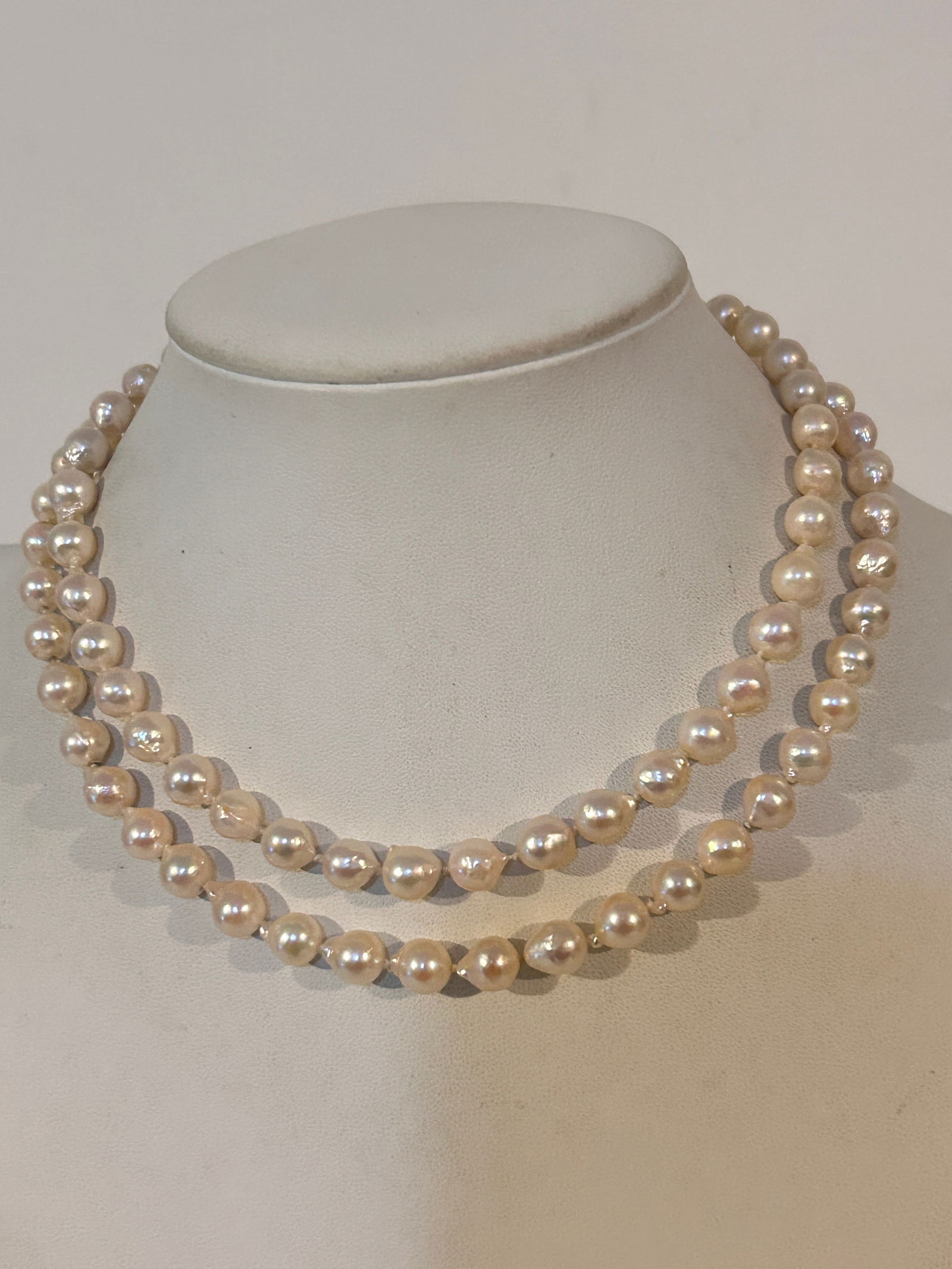 Vintage 14K Gold pearl bead Necklace sz 31 " Please view all photos as they are part of the: Vintage 14K Gold pearl bead Necklace sz 31 " Please view all photos as they are part of the description and condition of this Item, Feel free to contact me with questions or picture requests! Used Ite