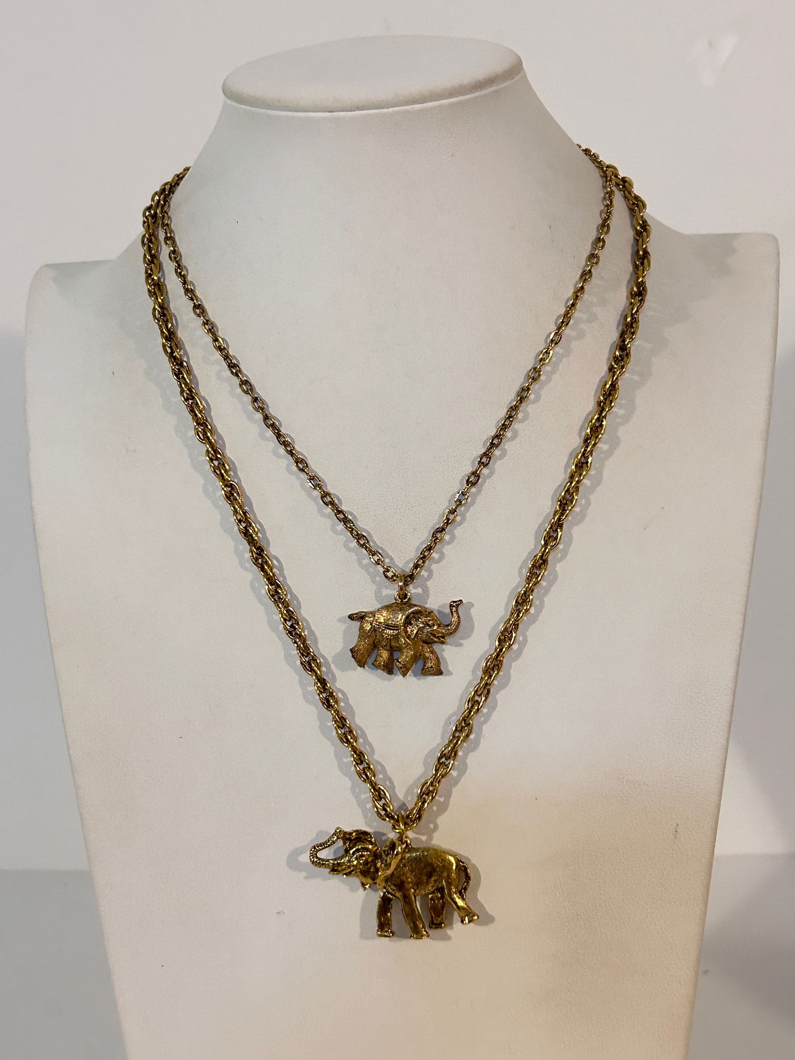 Vintage Goldtone double Elephant Necklace sz 18": Vintage Goldtone double Elephant Necklace sz 18" Please view all photos as they are part of the description and condition of this Item, Feel free to contact me with questions or picture requests! Used