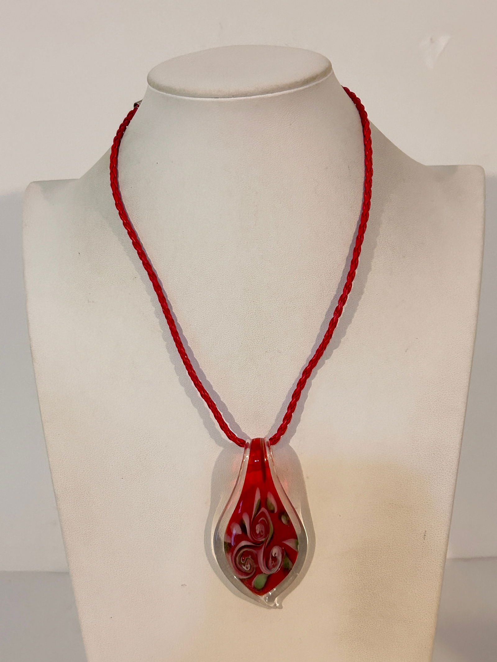 Old Murano glass floral pendant necklace 18": Old Murano glass floral pendant necklace 18" Please view all photos as they are part of the description and condition of this Item, Feel free to contact me with questions or picture requests! Used Ite