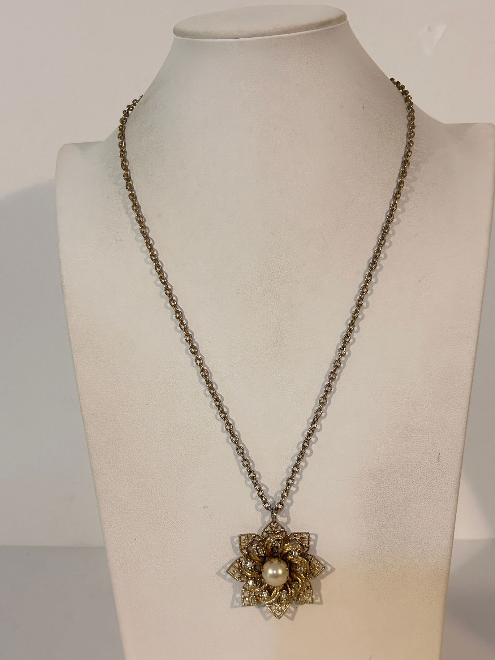 Vintage goldtone filigree flower pendant faux pearl Necklace sz 24": Vintage goldtone filigree flower pendant faux pearl Necklace sz 24" Please view all photos as they are part of the description and condition of this Item, Feel free to contact me with questions or pic