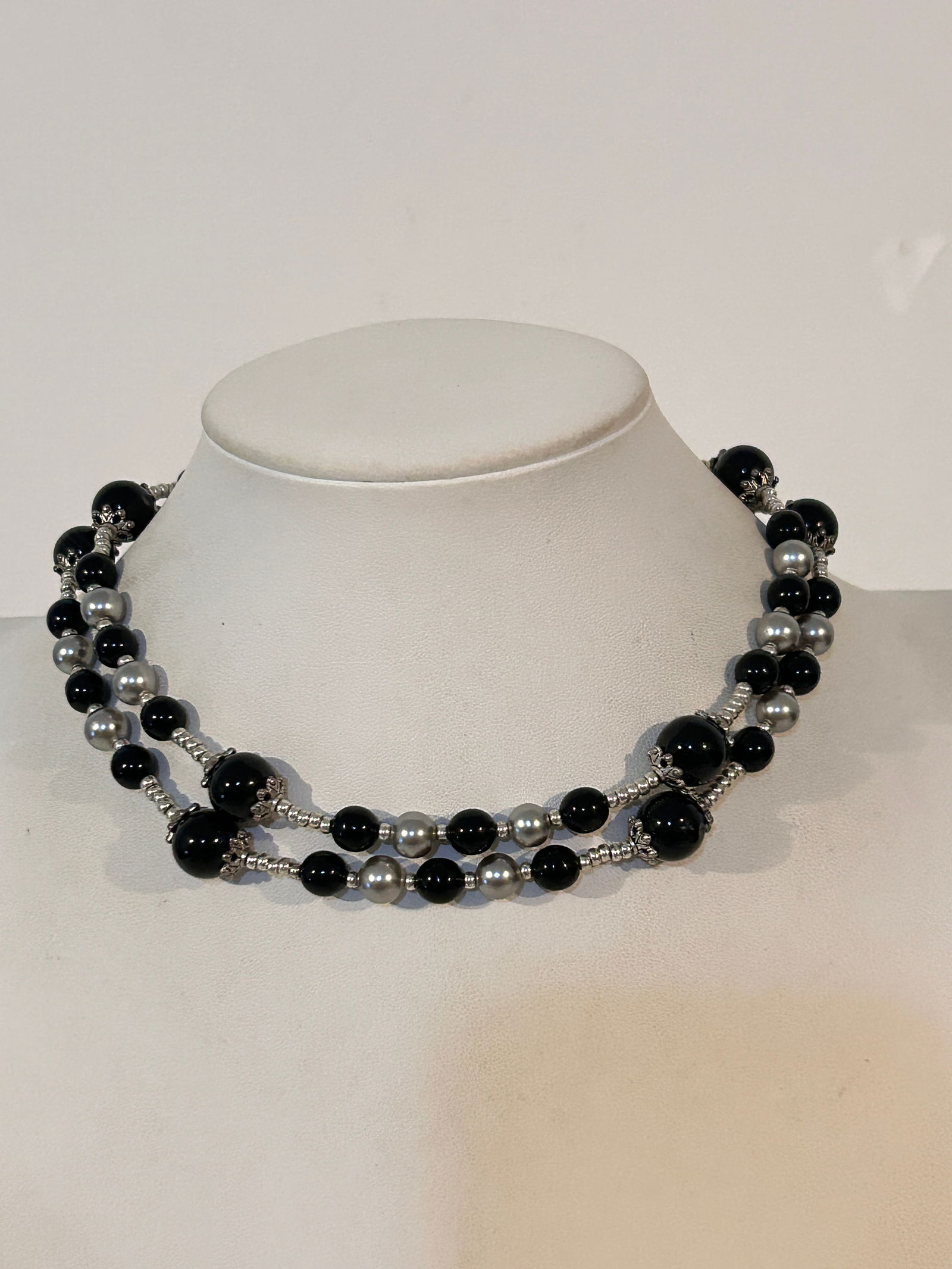 Vintage black glass bead heavy silvertone Necklace sz 30": Vintage black glass bead heavy silvertone Necklace sz 30" Please view all photos as they are part of the description and condition of this Item, Feel free to contact me with questions or picture reque