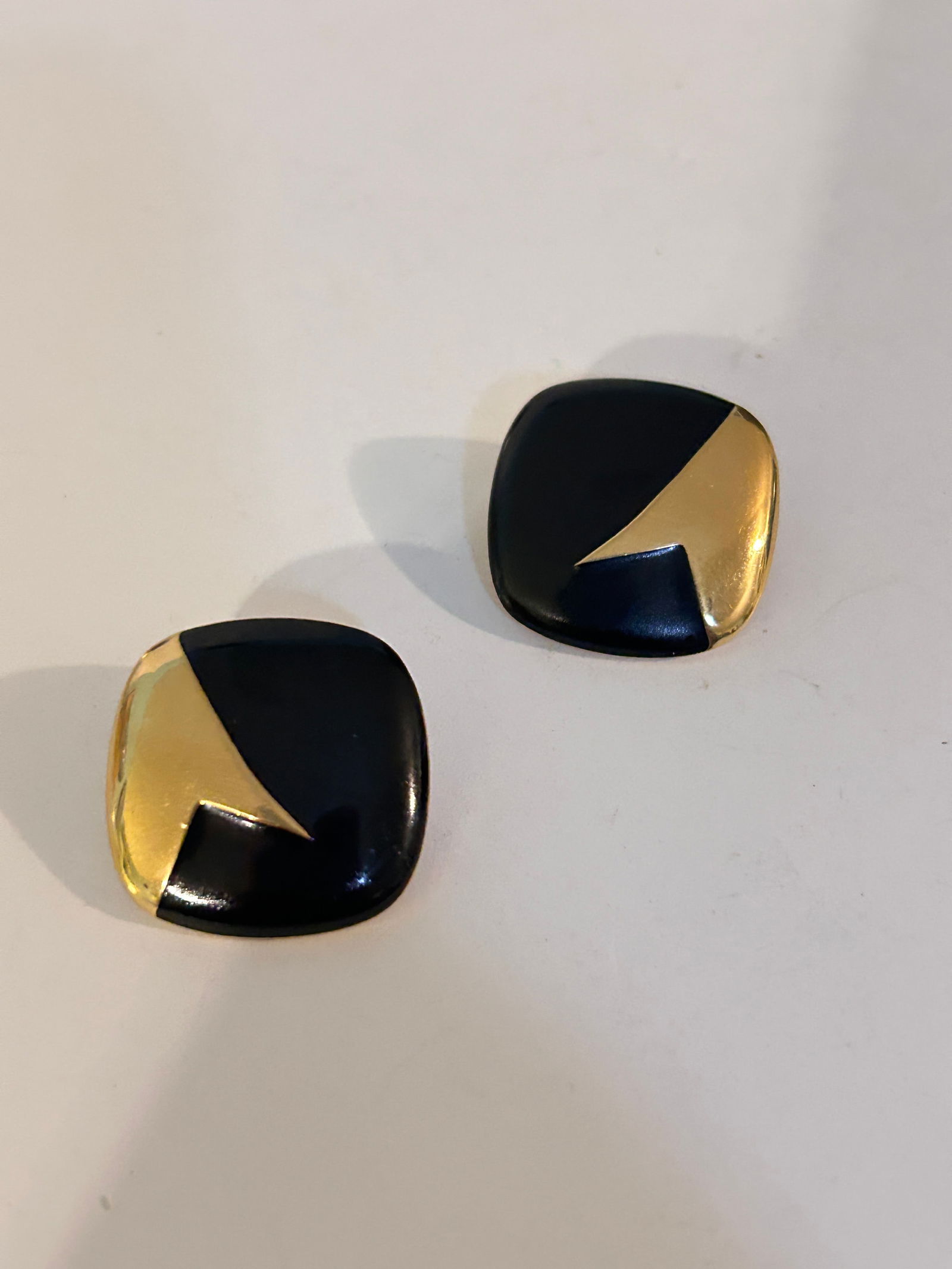 Vintage Black & Gold Monet Earrings: Vintage Black & Gold Monet Earrings Please view all photos as they are part of the description and condition of this Item, Feel free to contact me with questions or picture requests! Used Item AS IS