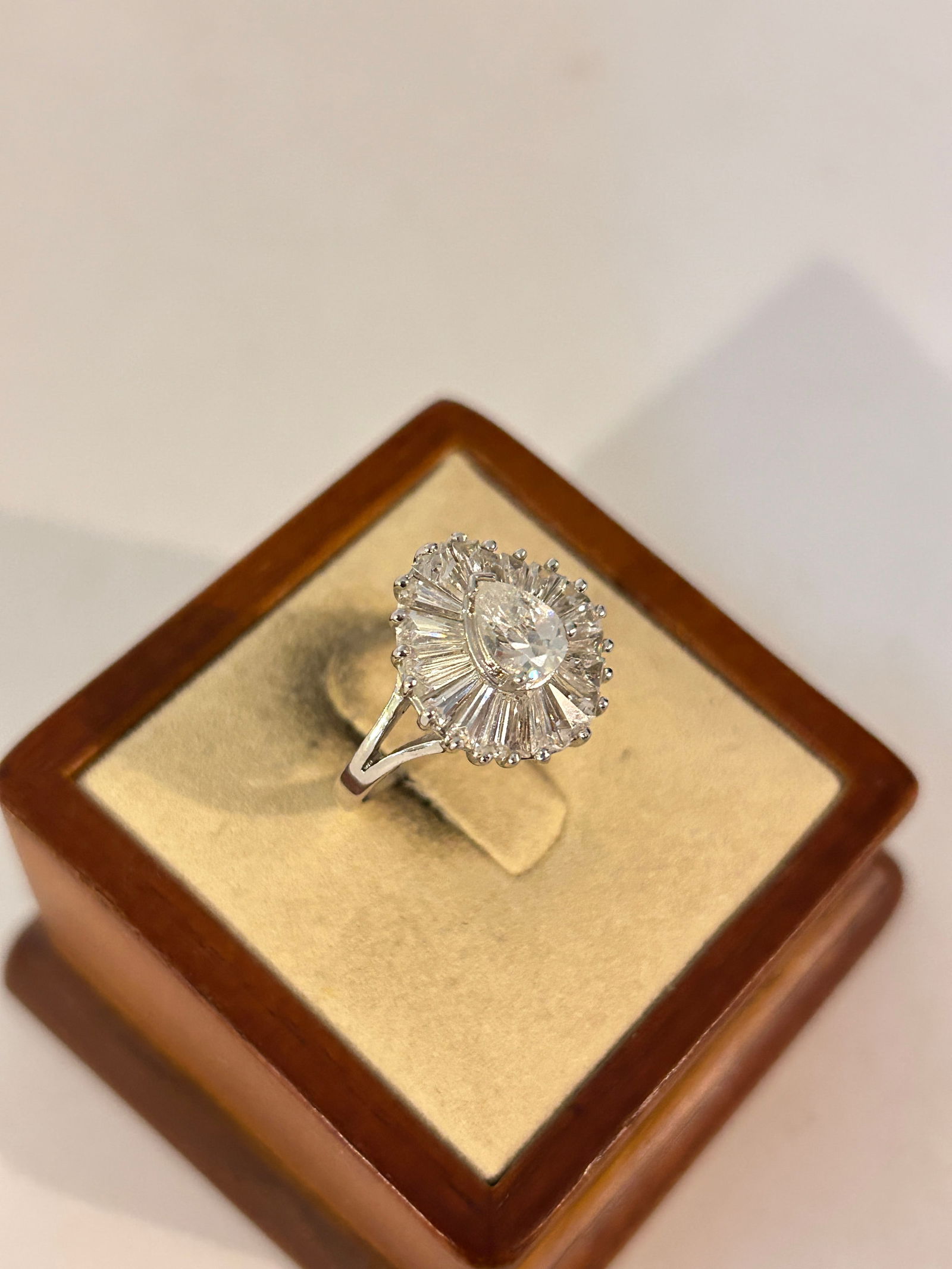 Vintage Avon Custom Ring sz 8 (1 of 5)