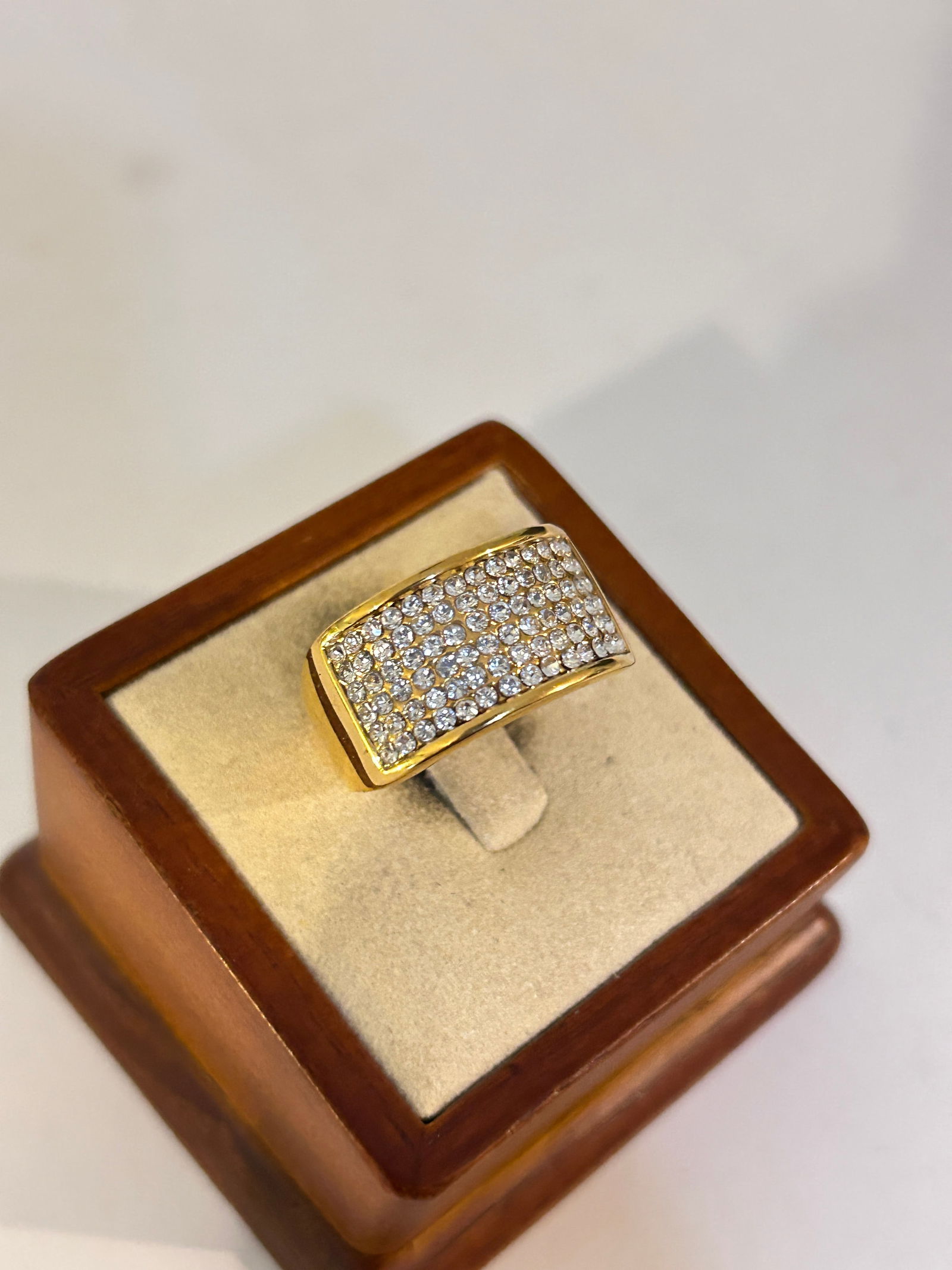 Vintage gold tone rhinestone Custom Ring sz 9: Vintage gold tone rhinestone Custom Ring sz 9 Please view all photos as they are part of the description and condition of this Item, Feel free to contact me with questions or picture requests! Used It