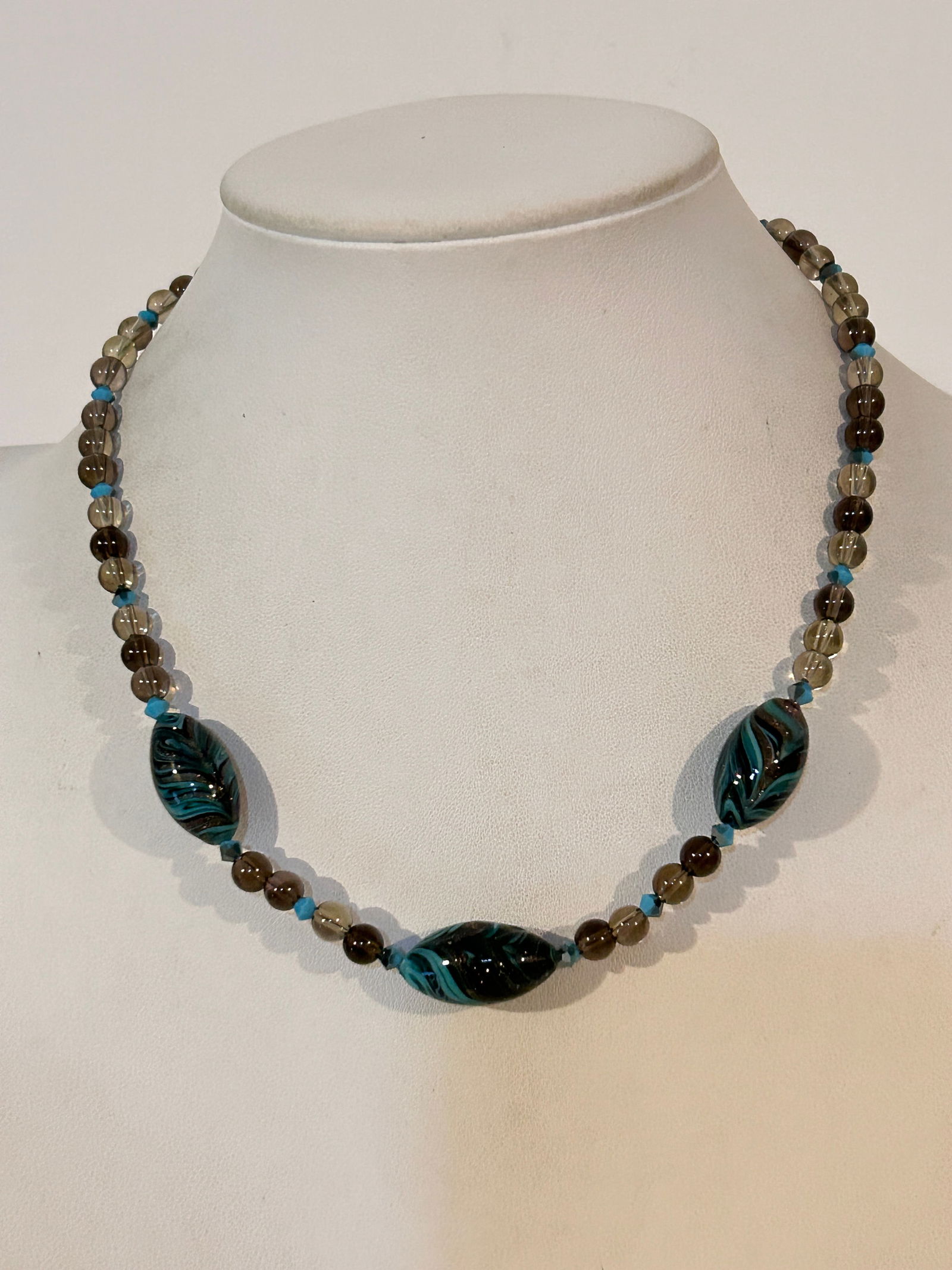 Vintage Murano Green Glass Bead Necklace 17: Vintage Murano Green Glass Bead Necklace 17” Please view all photos as they are part of the description and condition of this Item, Feel free to contact me with questions or picture requests! Us