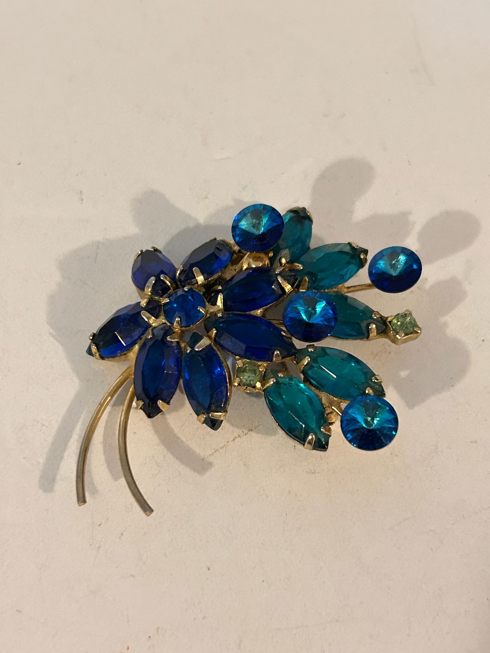 Vintage Juliana Brooch blue aquamarine rhinestones Unsigned: Vintage Juliana Brooch blue aquamarine rhinestones Unsigned Please view all photos as they are part of the description and condition of this Item, Feel free to contact me with questions or picture req