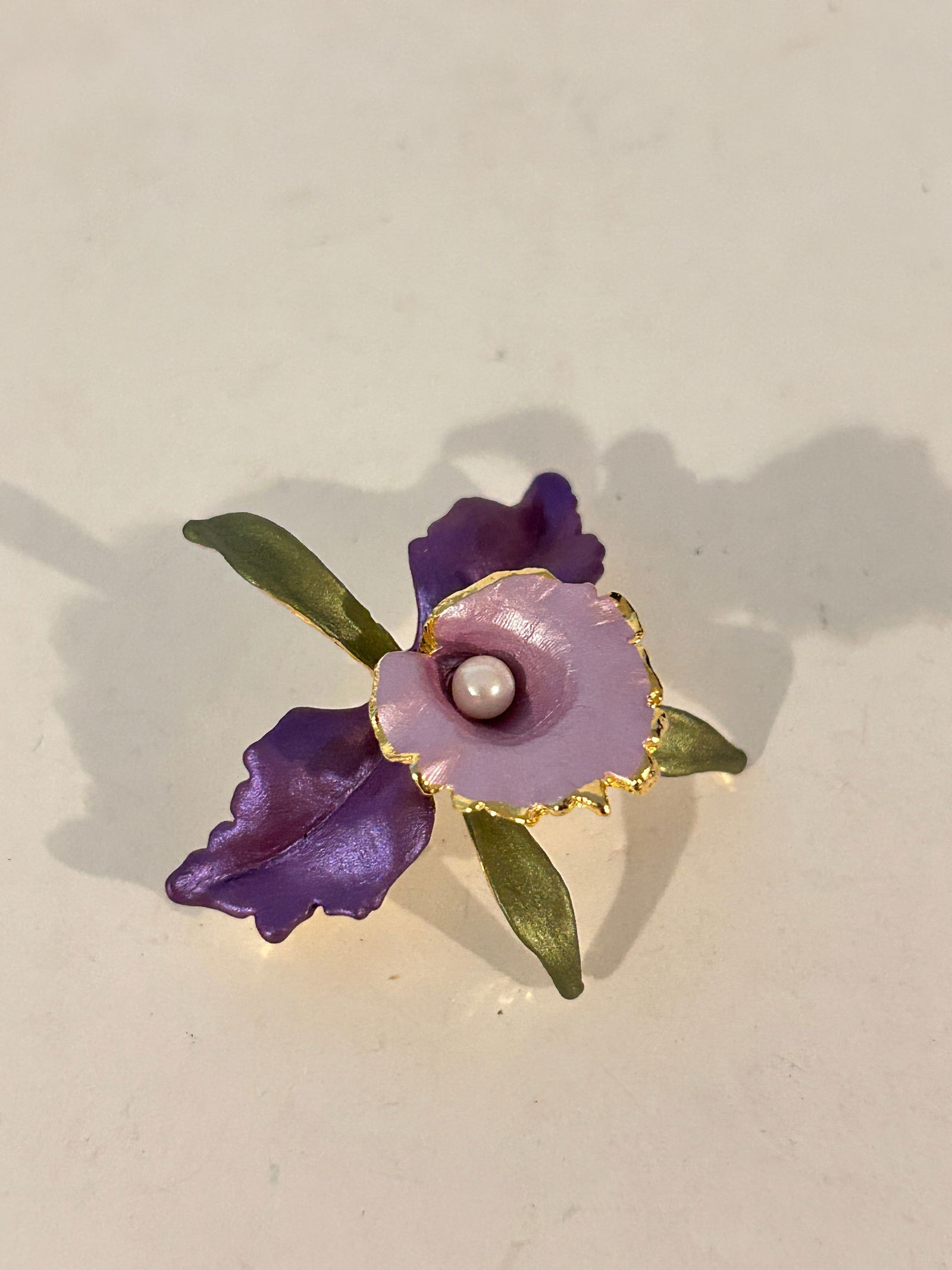 Vintage purple Enameled Iris Brooch: Vintage purple Enameled Iris Brooch Please view all photos as they are part of the description and condition of this Item, Feel free to contact me with questions or picture requests! Used Item AS IS
