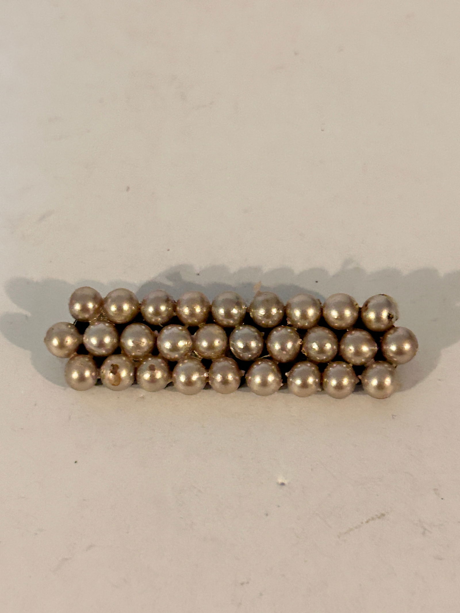 Vintage old Faux Pearl Brooch: Vintage old Faux Pearl Brooch Please view all photos as they are part of the description and condition of this Item, Feel free to contact me with questions or picture requests! Used Item AS IS