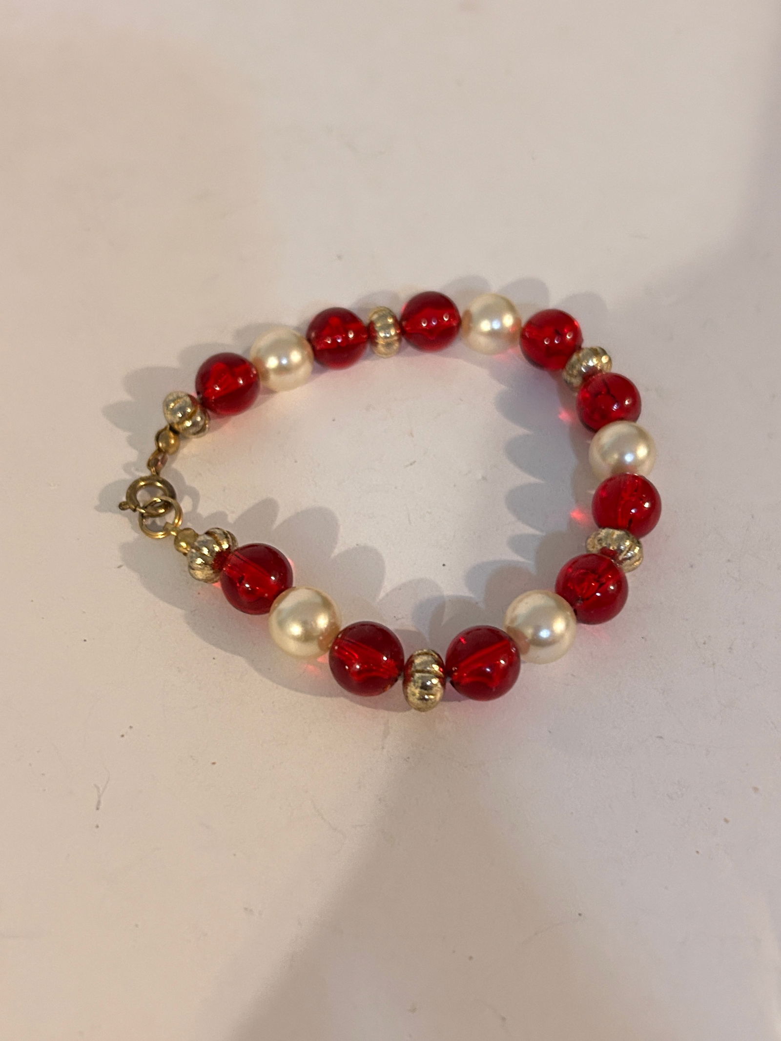 Vintage Red and White Bead Bracelet 8": Vintage Red and White Bead Bracelet 8" Please view all photos as they are part of the description and condition of this Item, Feel free to contact me with questions or picture requests! Used Item AS I