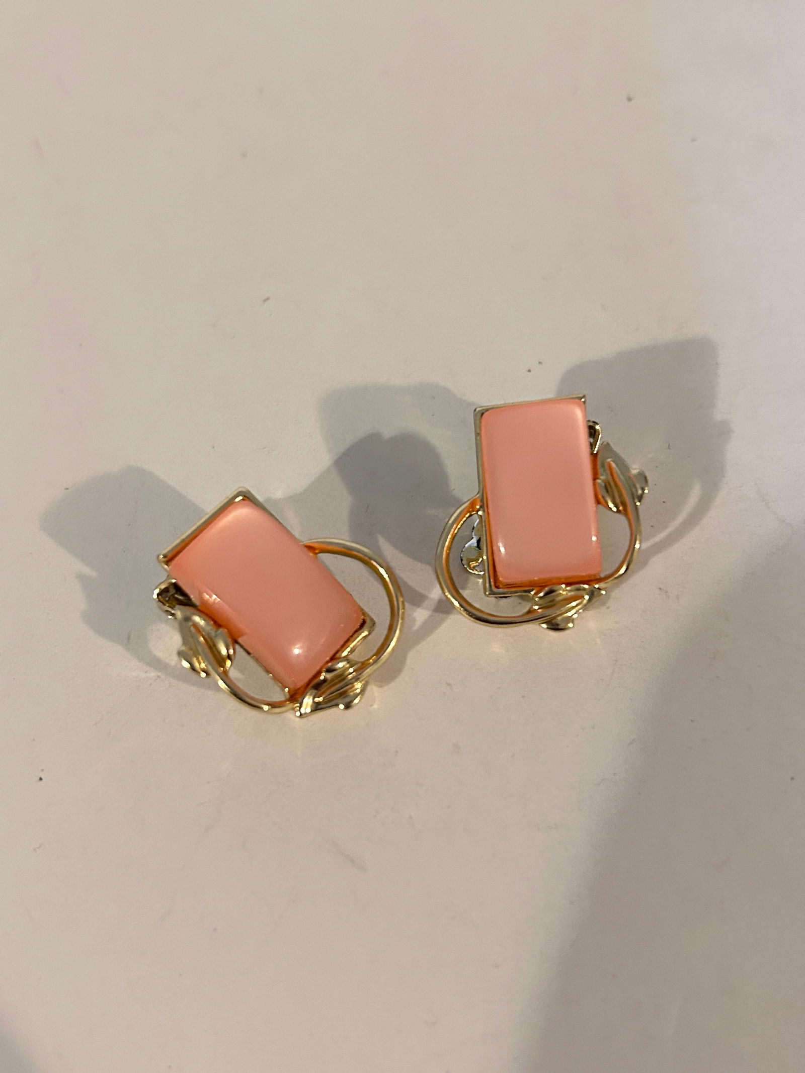 Vintage pink Coro Earrings: Vintage pink Coro Earrings Please view all photos as they are part of the description and condition of this Item, Feel free to contact me with questions or picture requests! Used Item AS IS