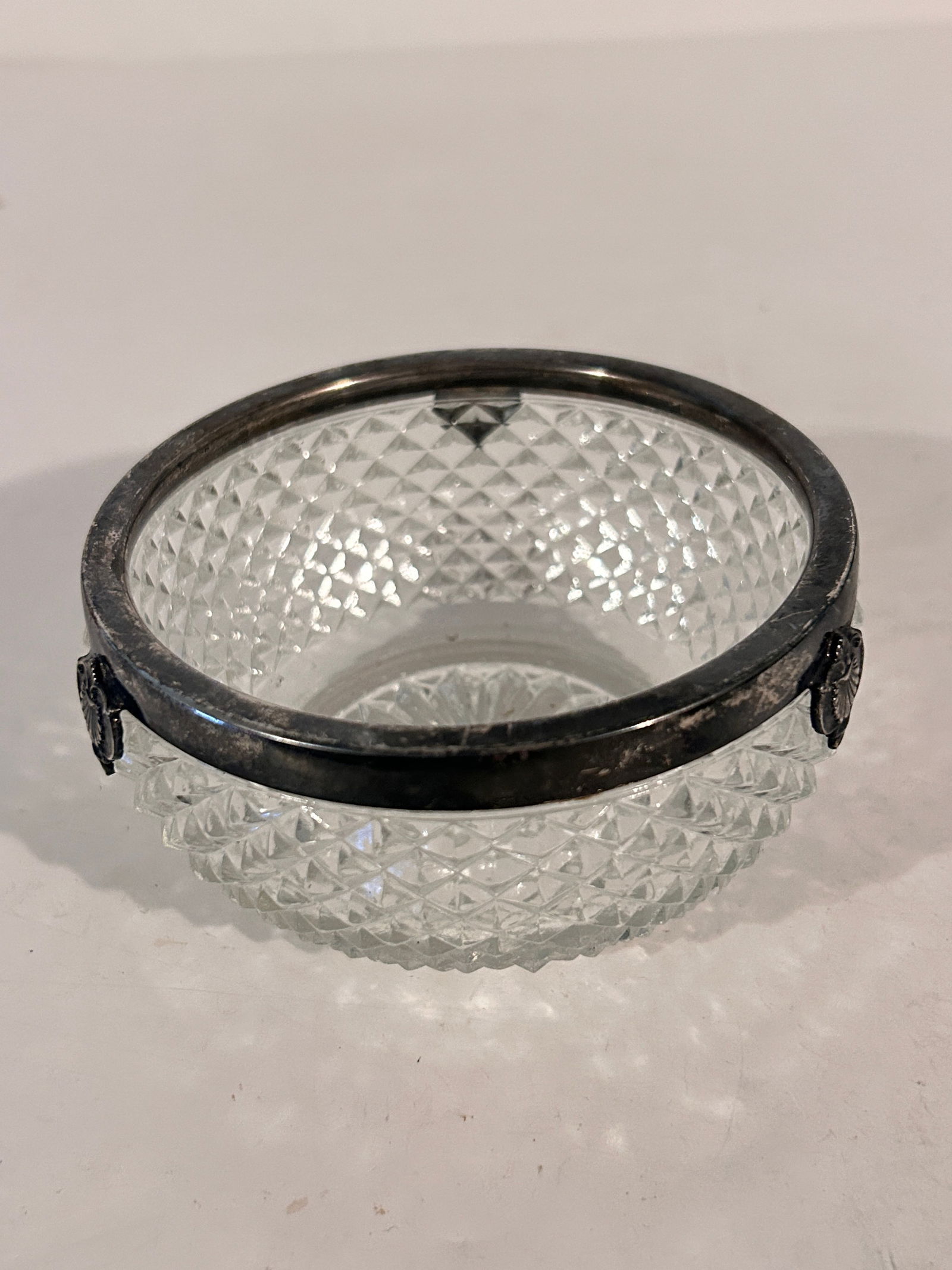Vintage Silver Plate England Crystal Dish 4 1/2": Vintage Silver Plate England Crystal Dish 4 1/2" Please view all photos as they are part of the description and condition of this Item, Feel free to contact me with questions or picture requests! Used