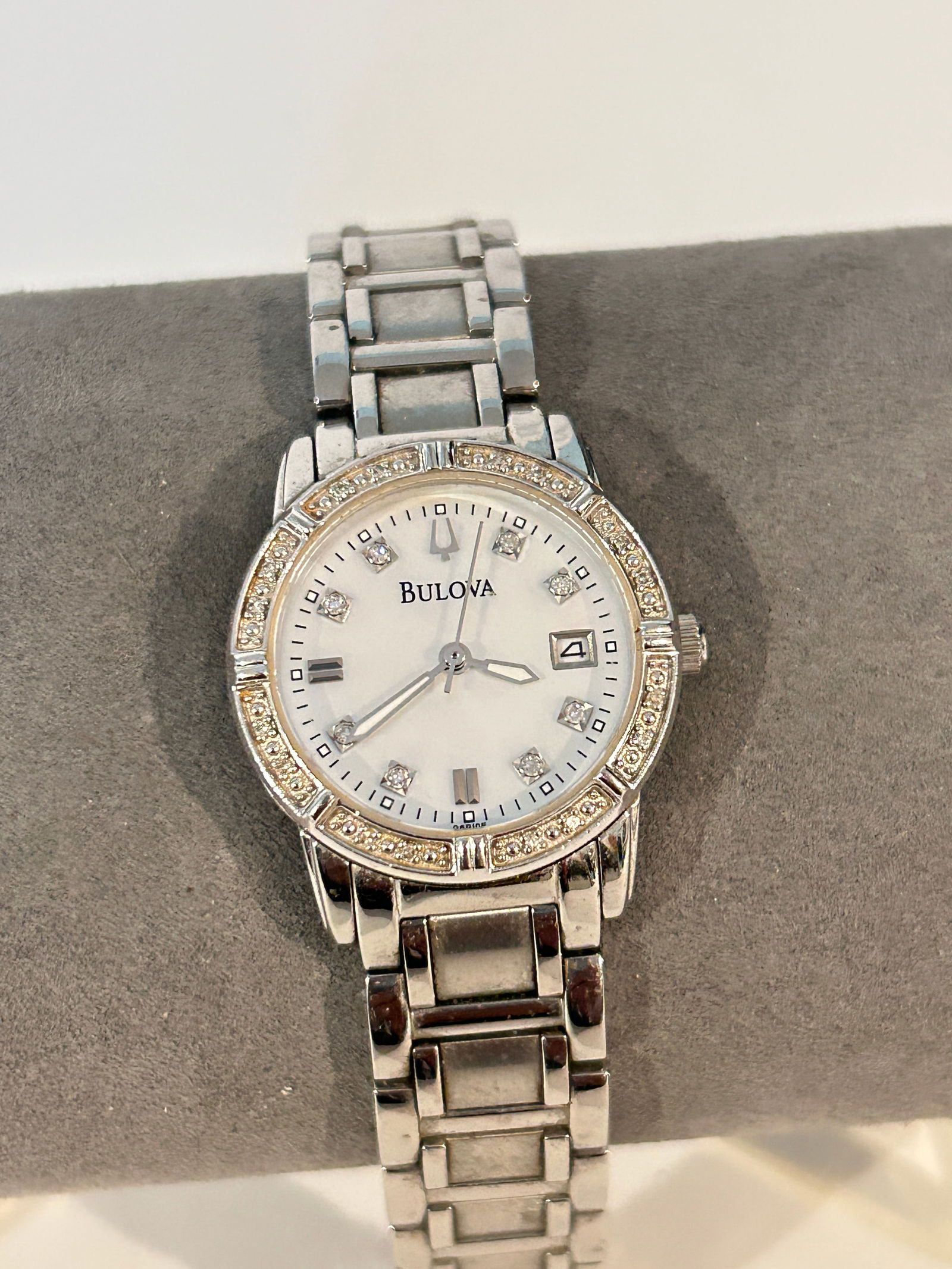 Bulova Diamond Women's Date White Dial Silver Steel 26mm Watch working (1 of 6)