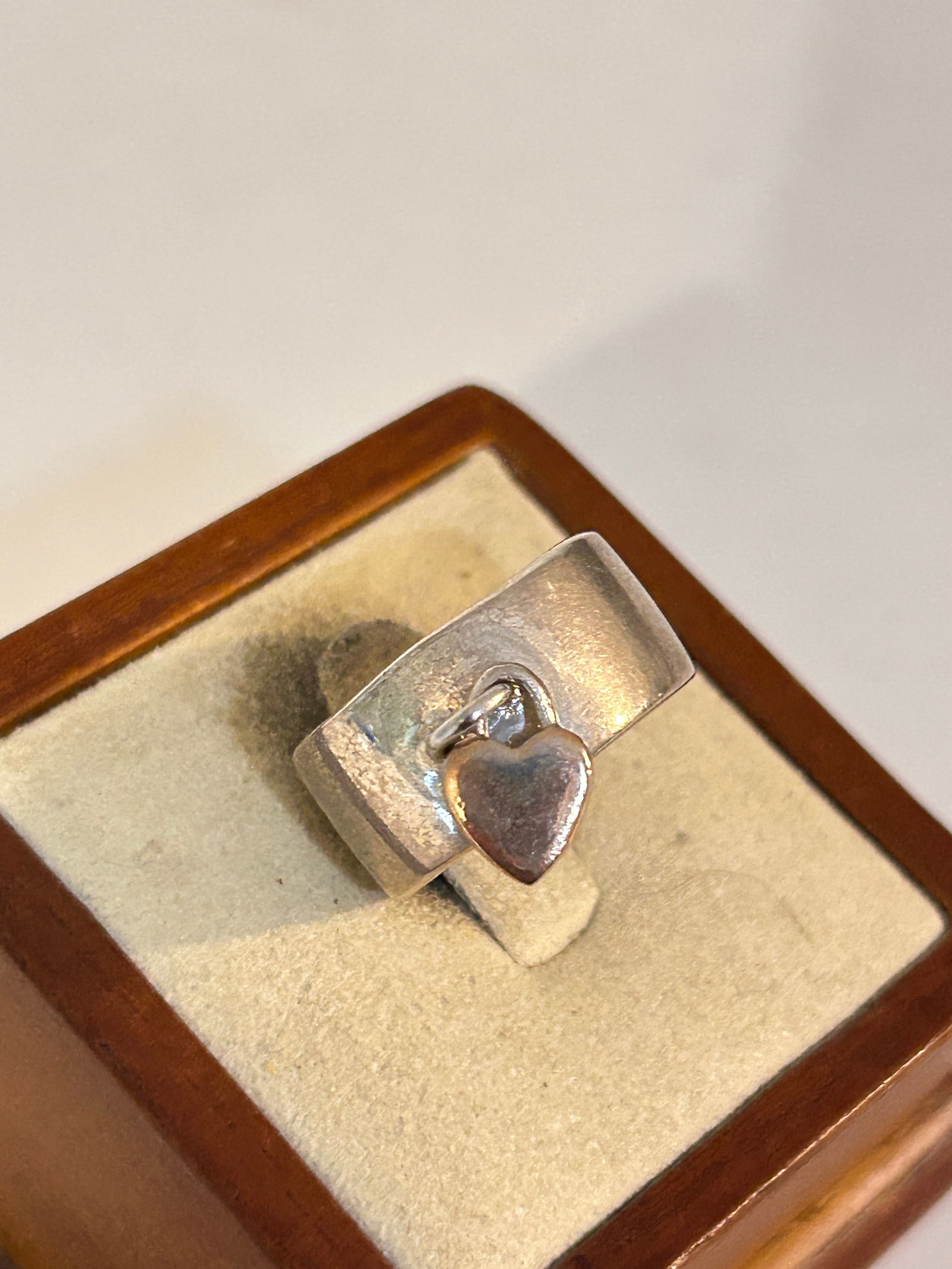 Vintage Sterling Silver Modernist Heart Ring sz 7 6 grams: Vintage Sterling Silver Modernist Heart Ring sz 7 6 grams Please view all photos as they are part of the description and condition of this Item, Feel free to contact me with questions or picture reque