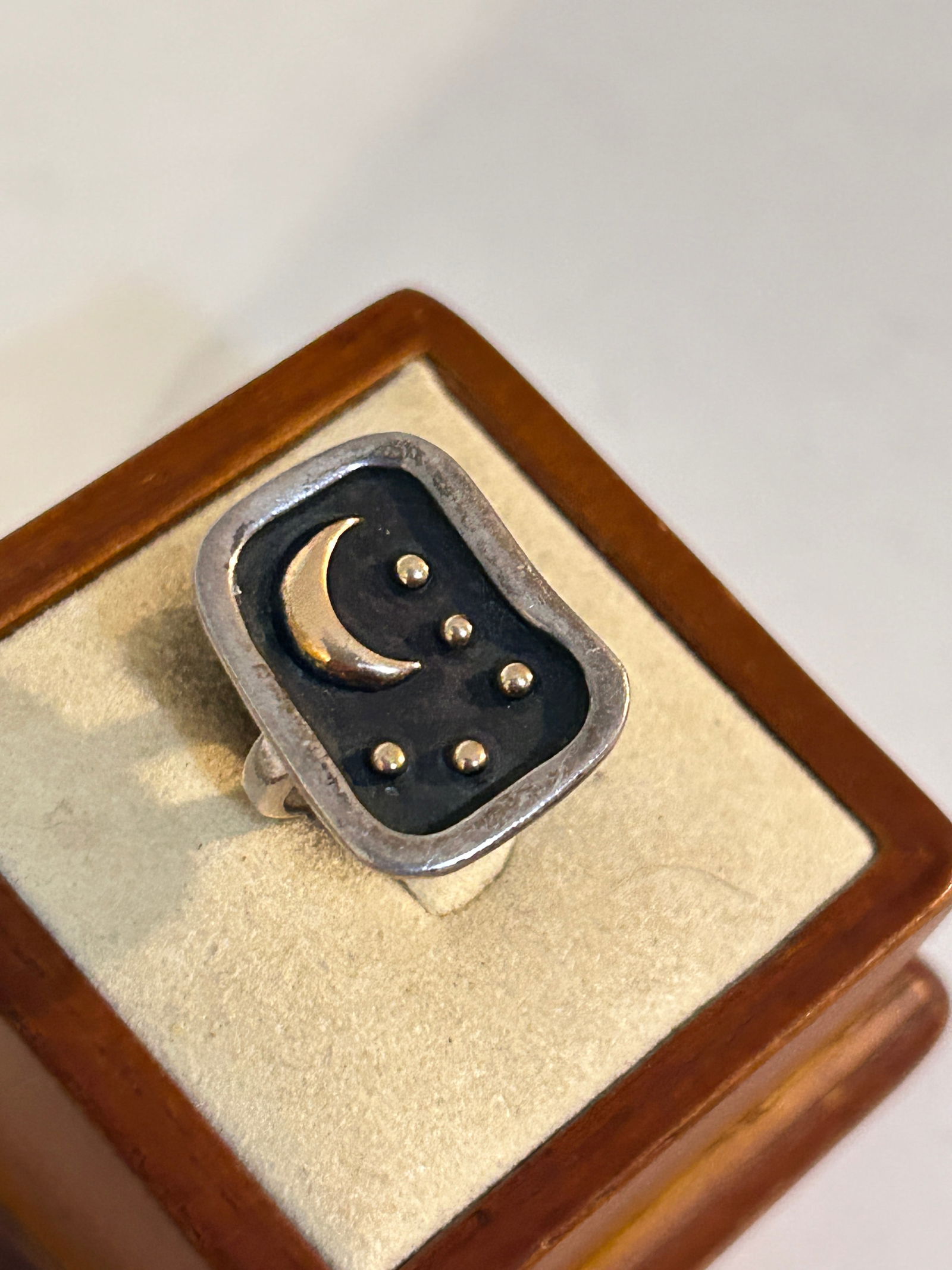 Vintage Sterling Silver 18K Gold Modernist moon Ring sz 5 6 grams: Vintage Sterling Silver 18K Gold Modernist moon Ring sz 5 6 grams Please view all photos as they are part of the description and condition of this Item, Feel free to contact me with questions or pictu