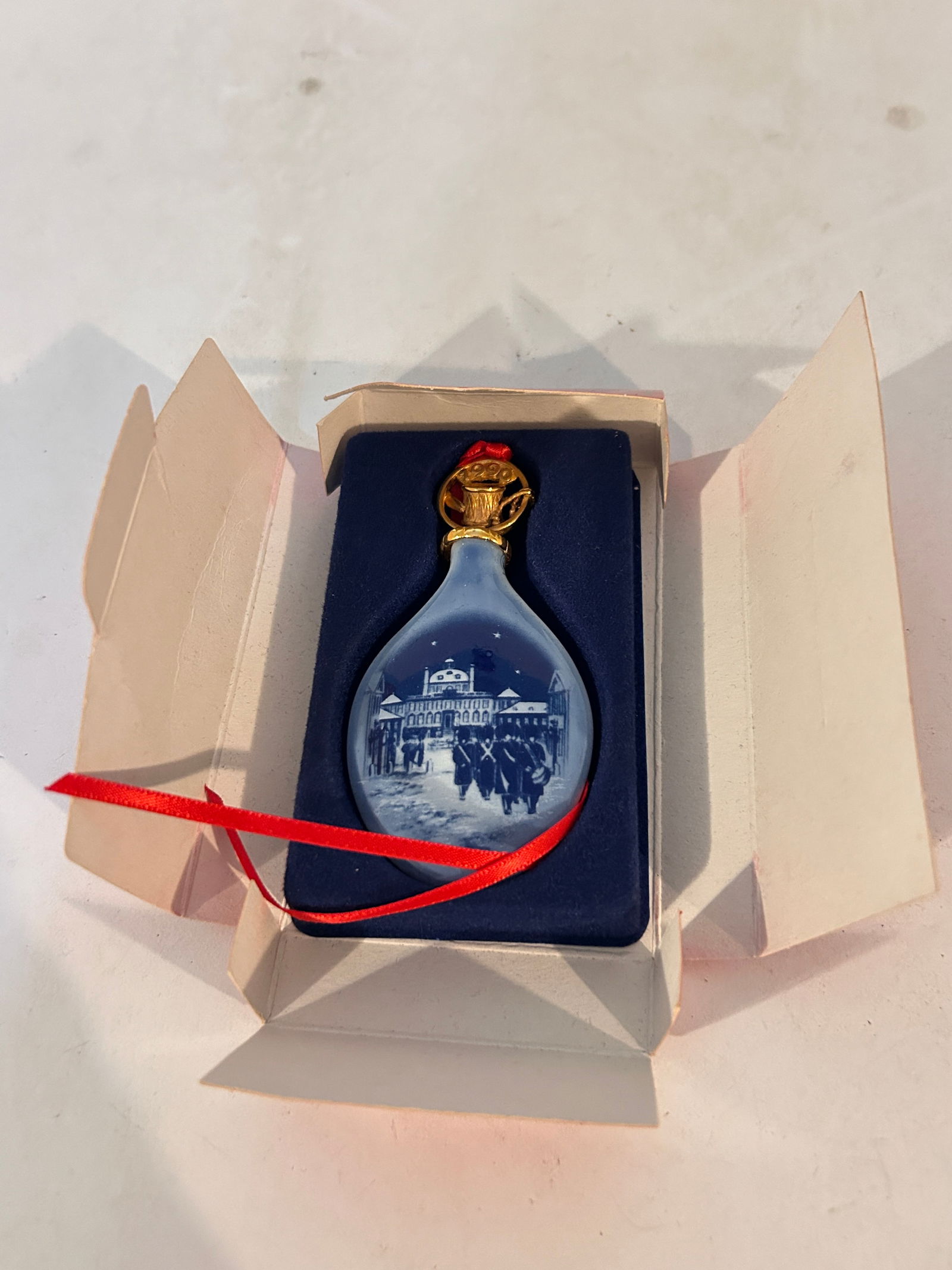 1990 Bing & Grondahl "Changing Of The Guards" Christmas Ornament: 1990 Bing & Grondahl "Changing Of The Guards" Christmas Ornament Please view all photos as they are part of the description and condition of this Item, Feel free to contact me with questions or pictur