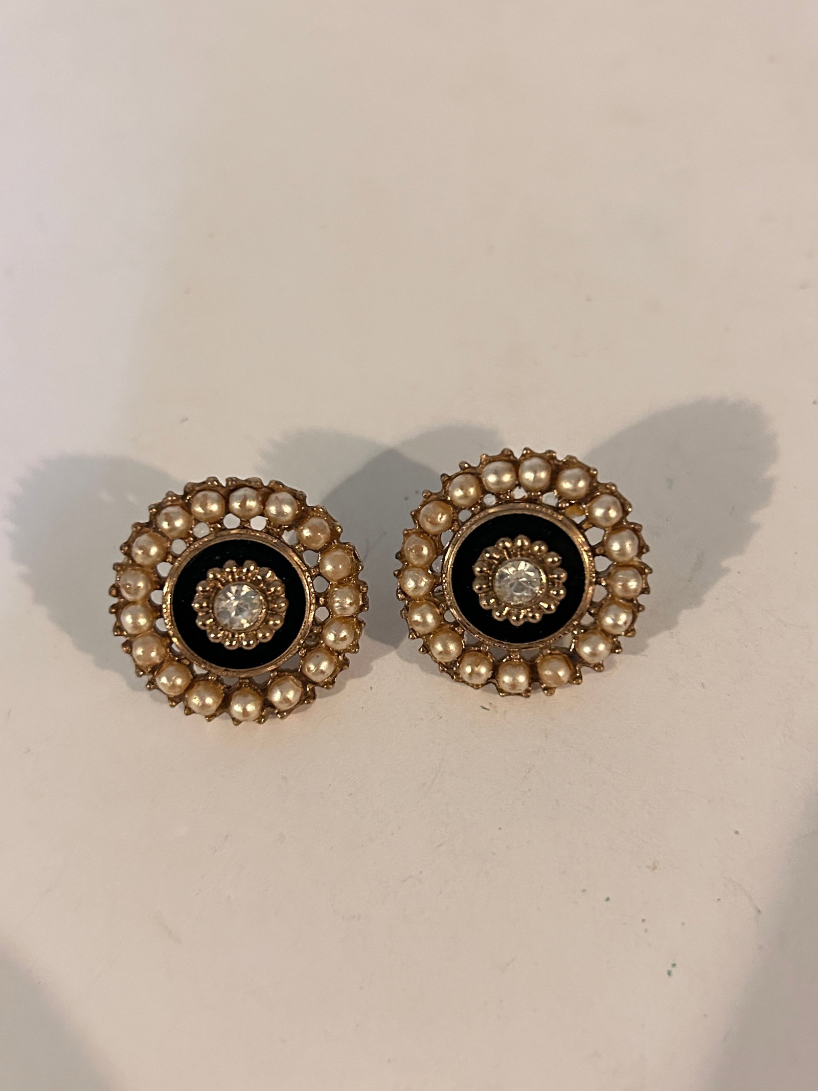 Vintage old faux pearl gold tone Earrings: Vintage old faux pearl gold tone Earrings Please view all photos as they are part of the description and condition of this Item, Feel free to contact me with questions or picture requests! Used Item A