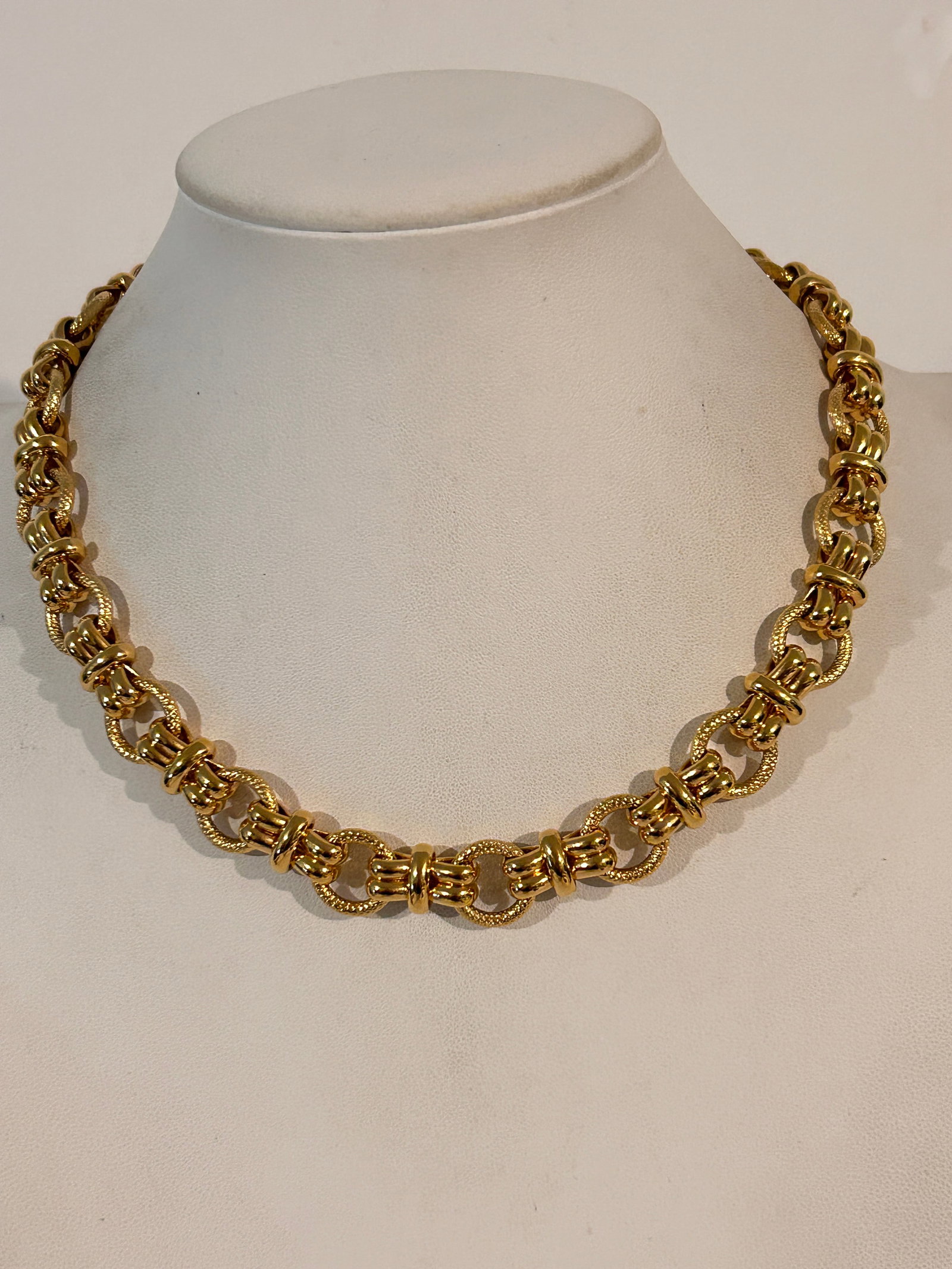 Vtg. Signed Napier Shiny Gold Plated Heavy Chain Link 16" Very Nice: Vtg. Signed Napier Shiny Gold Plated Heavy Chain Link 16" Very Nice Please view all photos as they are part of the description and condition of this Item, Feel free to contact me with questions or pic