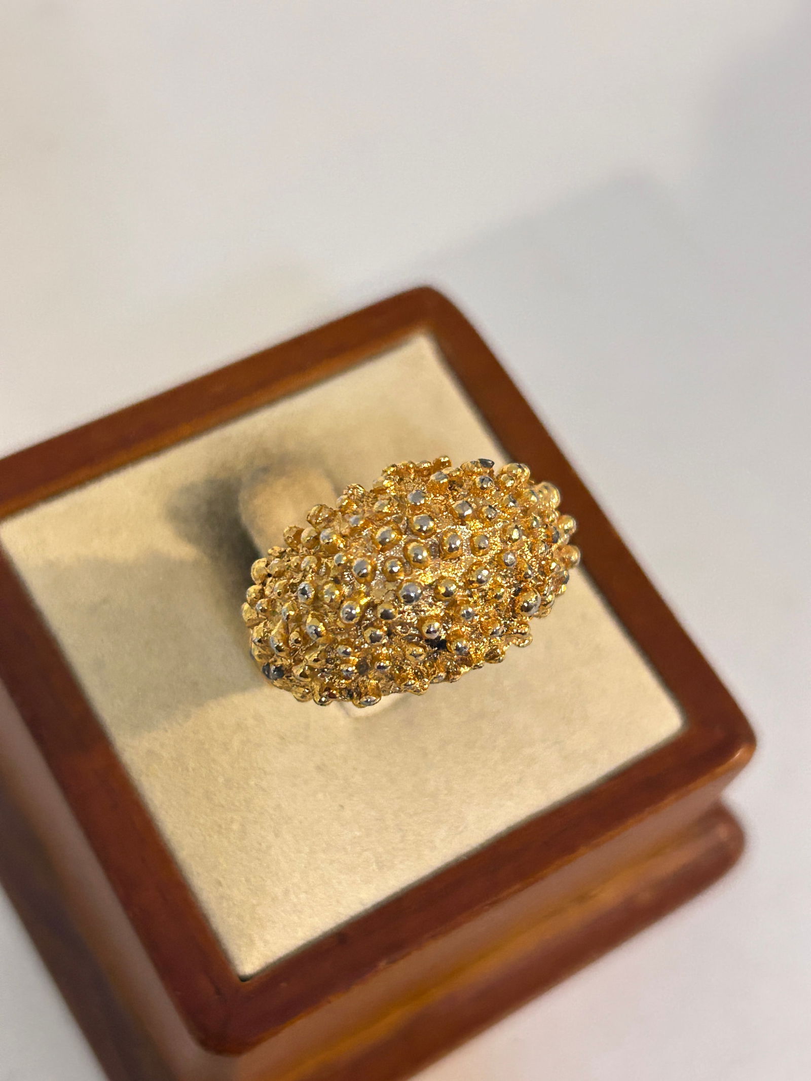 Vintage Costume gold tone Ring sz 8 (1 of 4)