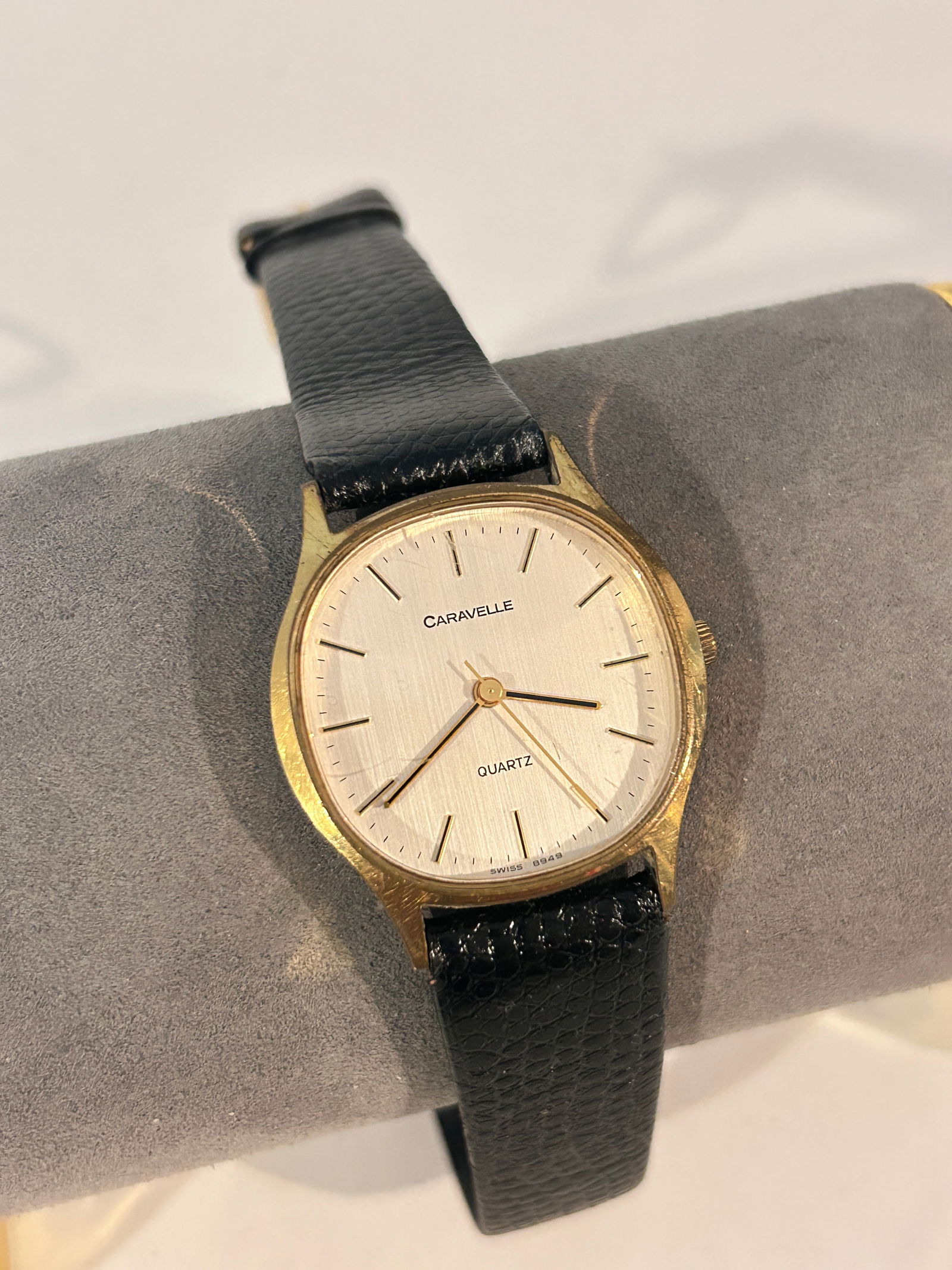 Caravelle Mens Watch Stainless Steel Gold tone Quartz working: Caravelle Mens Watch Stainless Steel Gold tone Quartz working Please view all photos as they are part of the description and condition of this Item, Feel free to contact me with questions or picture r