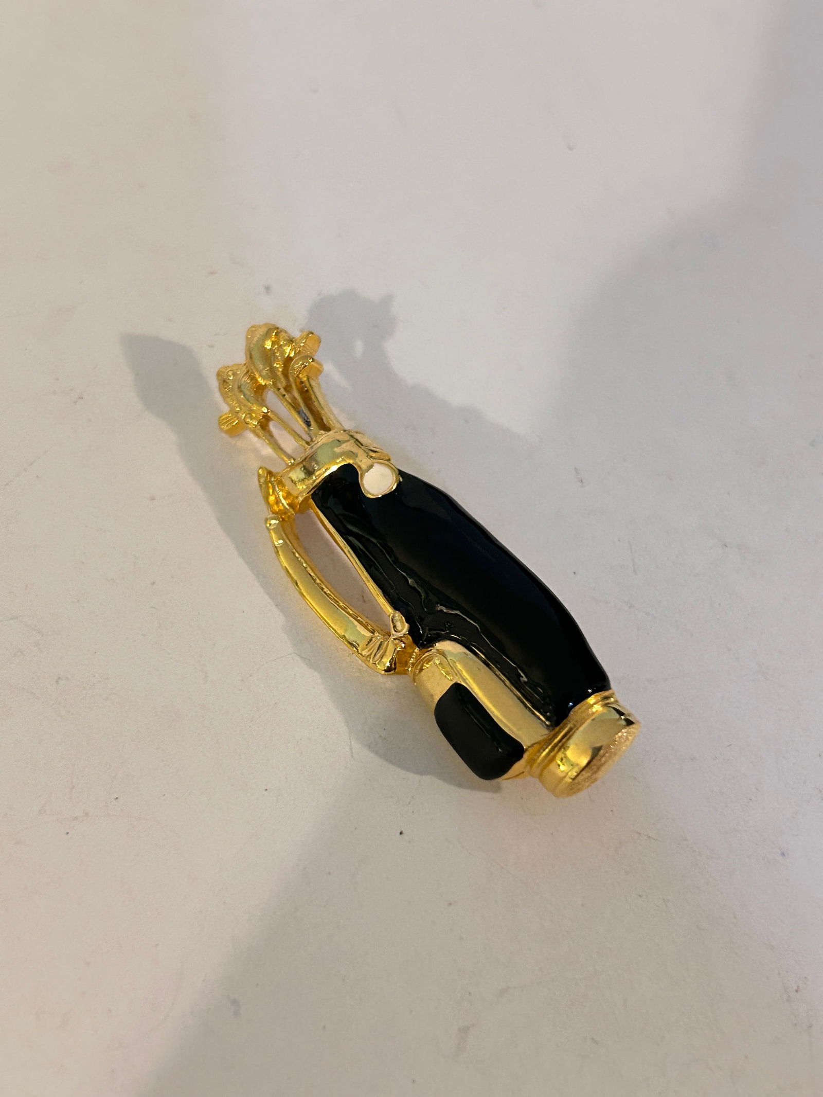 Vintagegold tone black enamel golf bag Brooch (1 of 4)