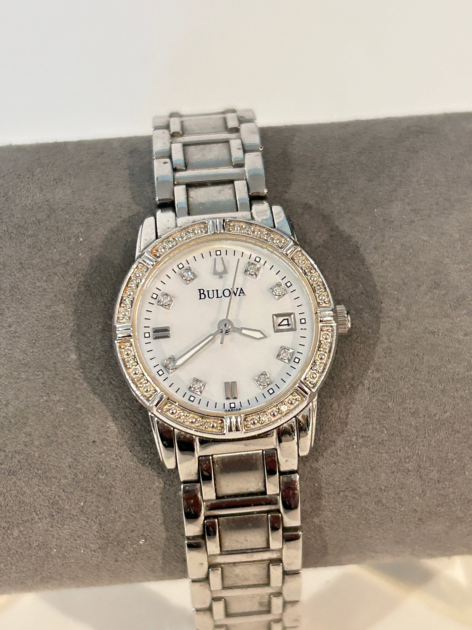 Bulova Diamond Women's Date White Dial Silver Steel 26mm Watch working (1 of 6)