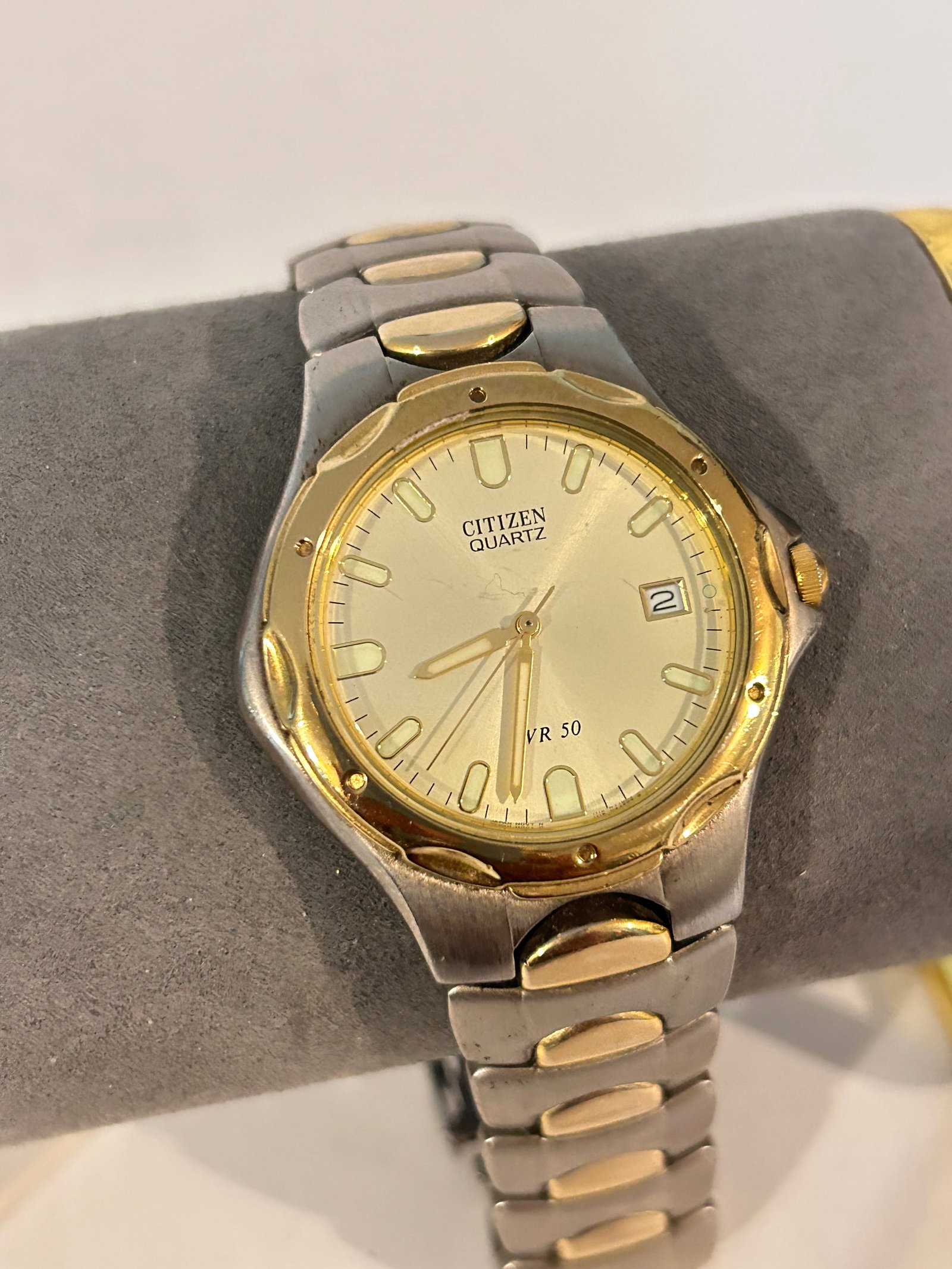 Unisex Citizen Quartz 50M WR 35mm Case Watch 1112-S68334 Two-Tone Stainless working (1 of 4)