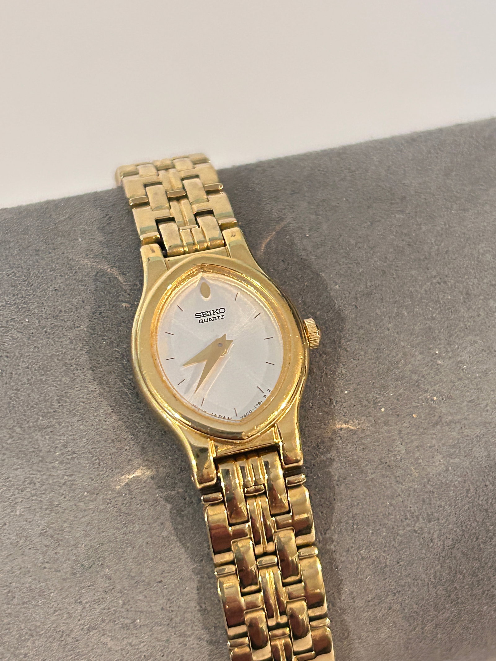 Seiko women's watch oval face Dress watch V400-5588 working (1 of 5)