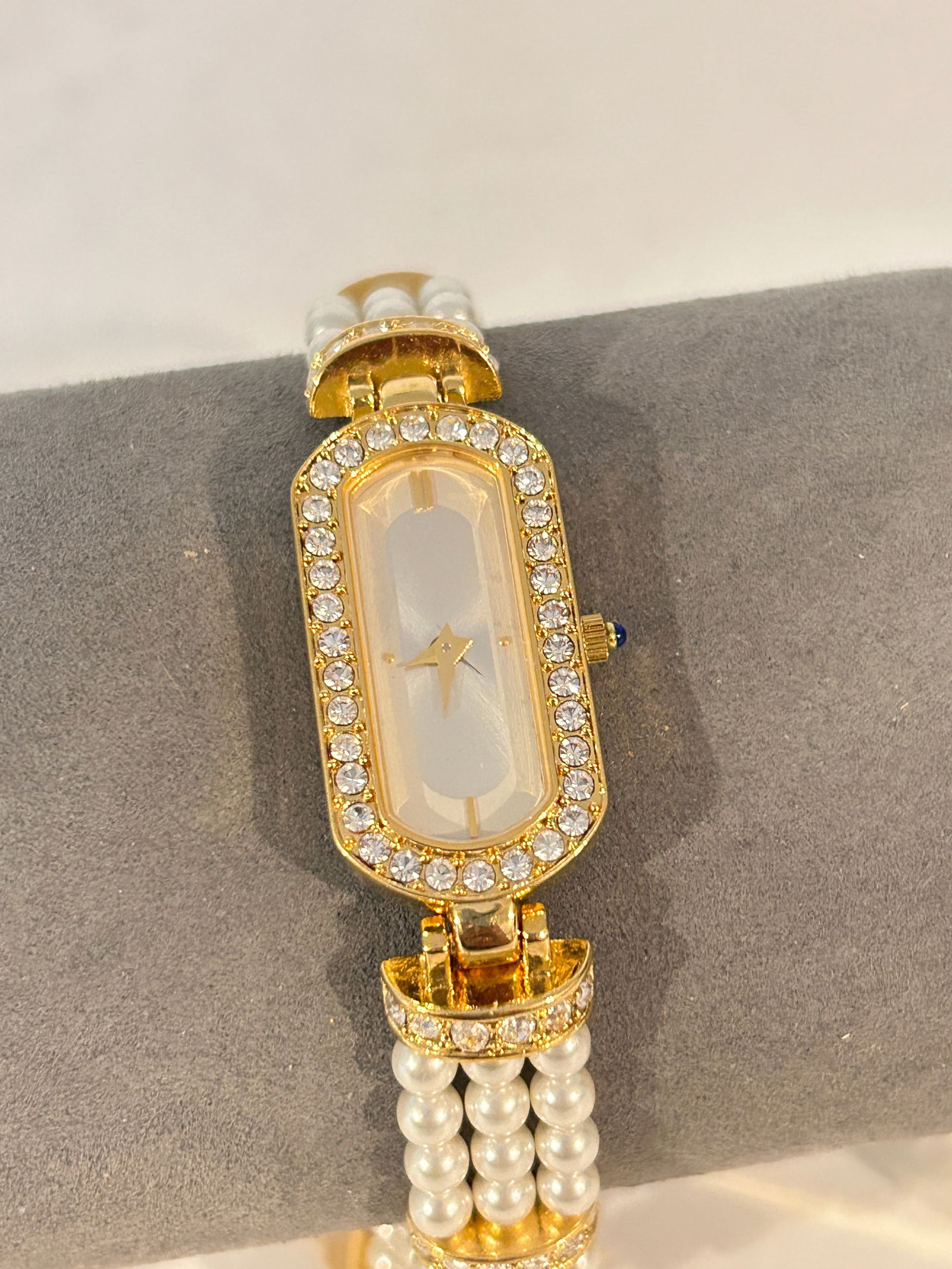 Vtg Elizabeth Taylor Avon Watch Women Evening Star Pearl 6.75": Vtg Elizabeth Taylor Avon Watch Women Evening Star Pearl 6.75" Please view all photos as they are part of the description and condition of this Item, Feel free to contact me with questions or picture