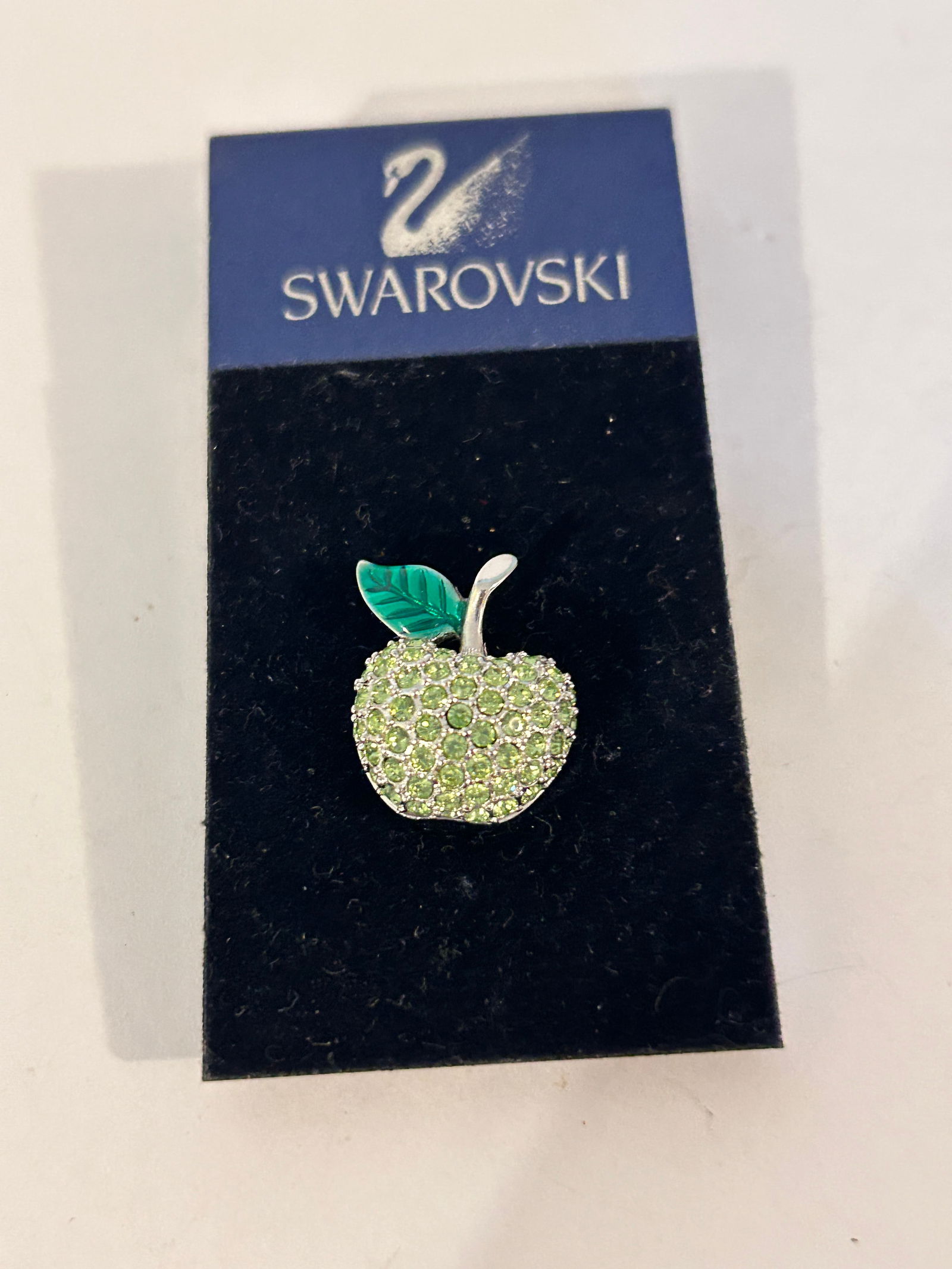 Swarovski crystal green apple pin brooch New: Swarovski crystal green apple pin brooch New Please view all photos as they are part of the description and condition of this Item, Feel free to contact me with questions or picture requests! Used Ite