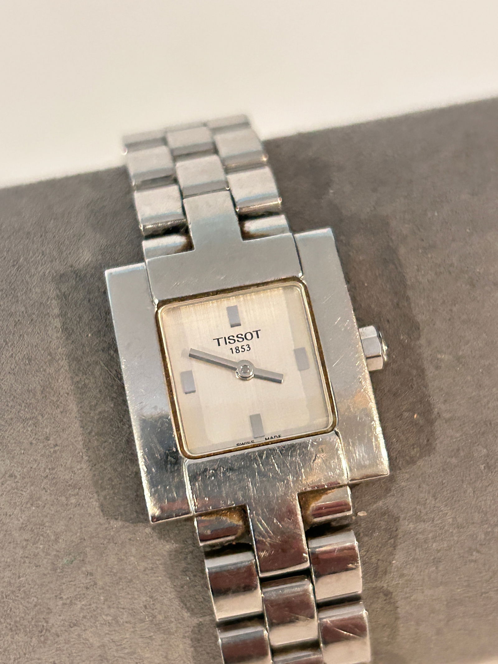 Ladies Tissot L730K Silver Linen Dial Sapphire Crystal Swiss working (1 of 5)