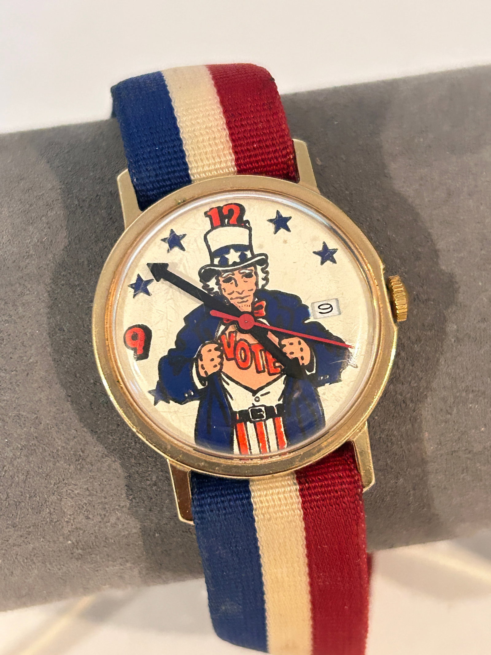 1970s Uncle Sam Election Vote Gold Tone Mech Calendar Watch w/ Strap working: 1970s Uncle Sam Election Vote Gold Tone Mech Calendar Watch w/ Strap working Please view all photos as they are part of the description and condition of this Item, Feel free to contact me with questio